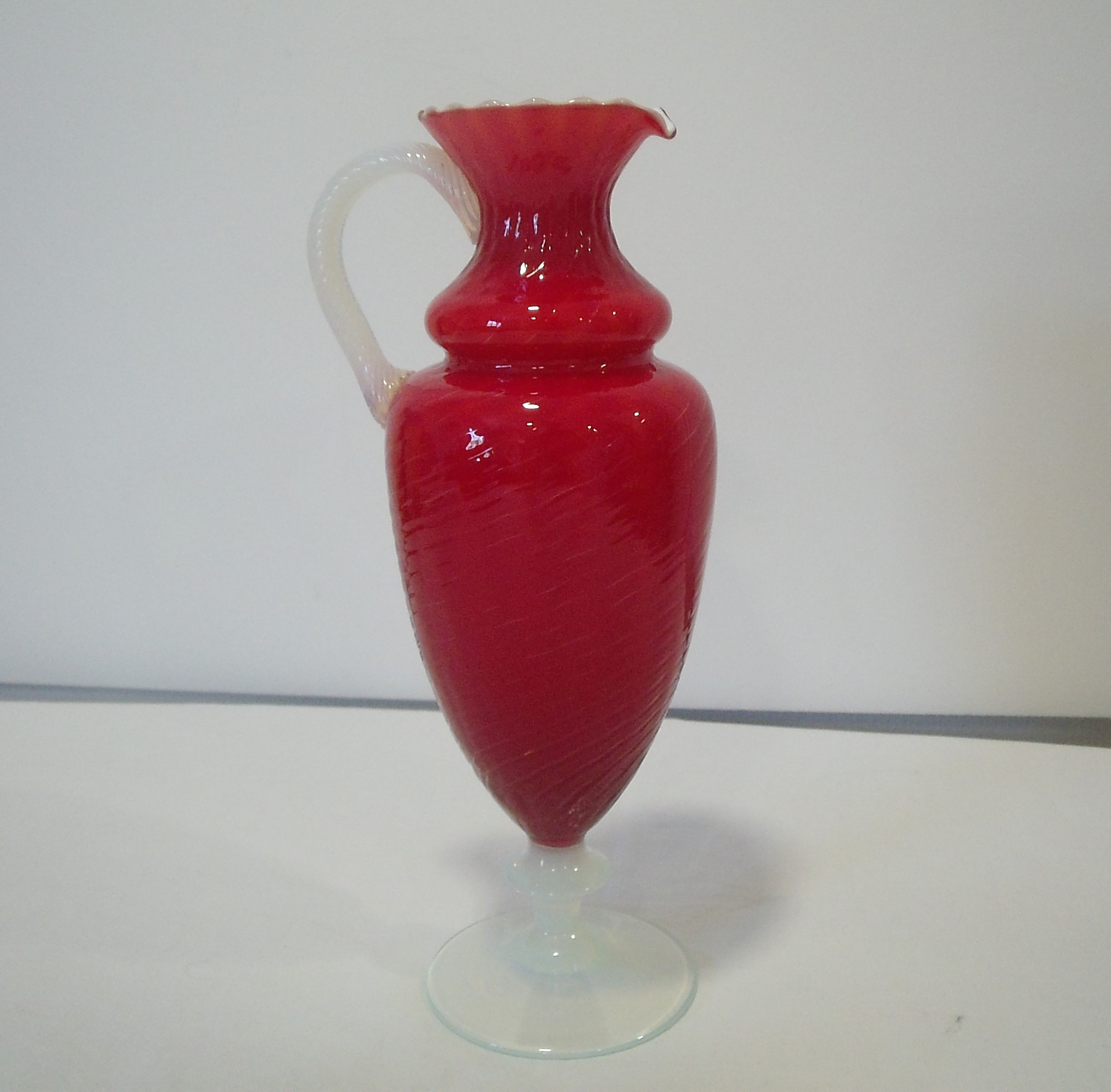 Voir photo 3 de Très jolie carafe en opaline art déco et ses deux flutes. (rare) Très jolie carafe en opaline art déco et ses deux flutes. (rare) Très bon état reconditionné photo 3