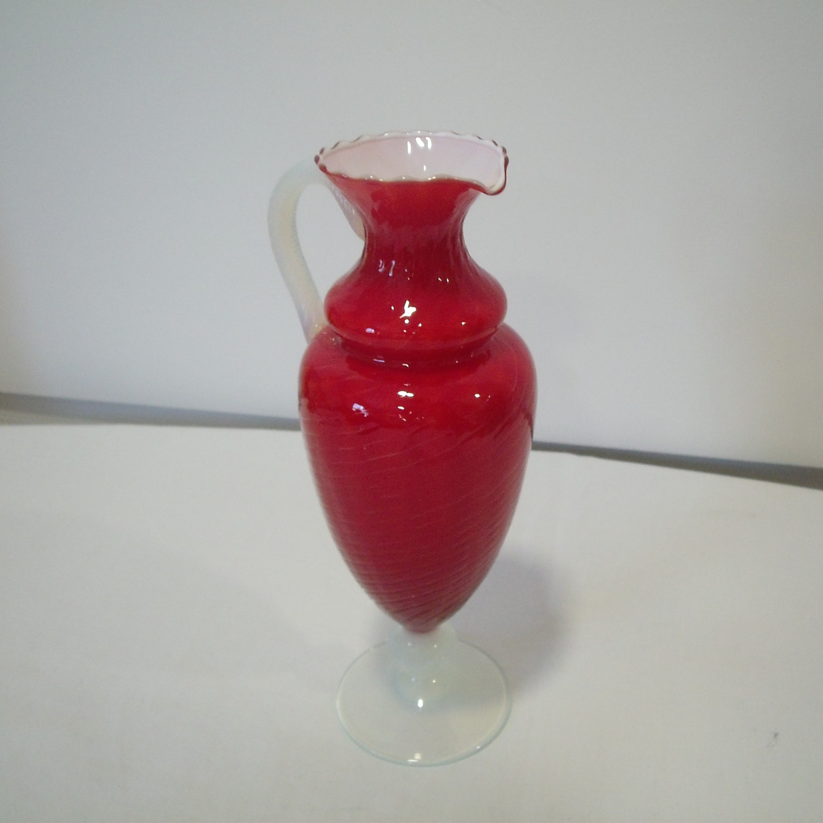 Voir photo 4 de Très jolie carafe en opaline art déco et ses deux flutes. (rare) Très jolie carafe en opaline art déco et ses deux flutes. (rare) Très bon état reconditionné photo 4