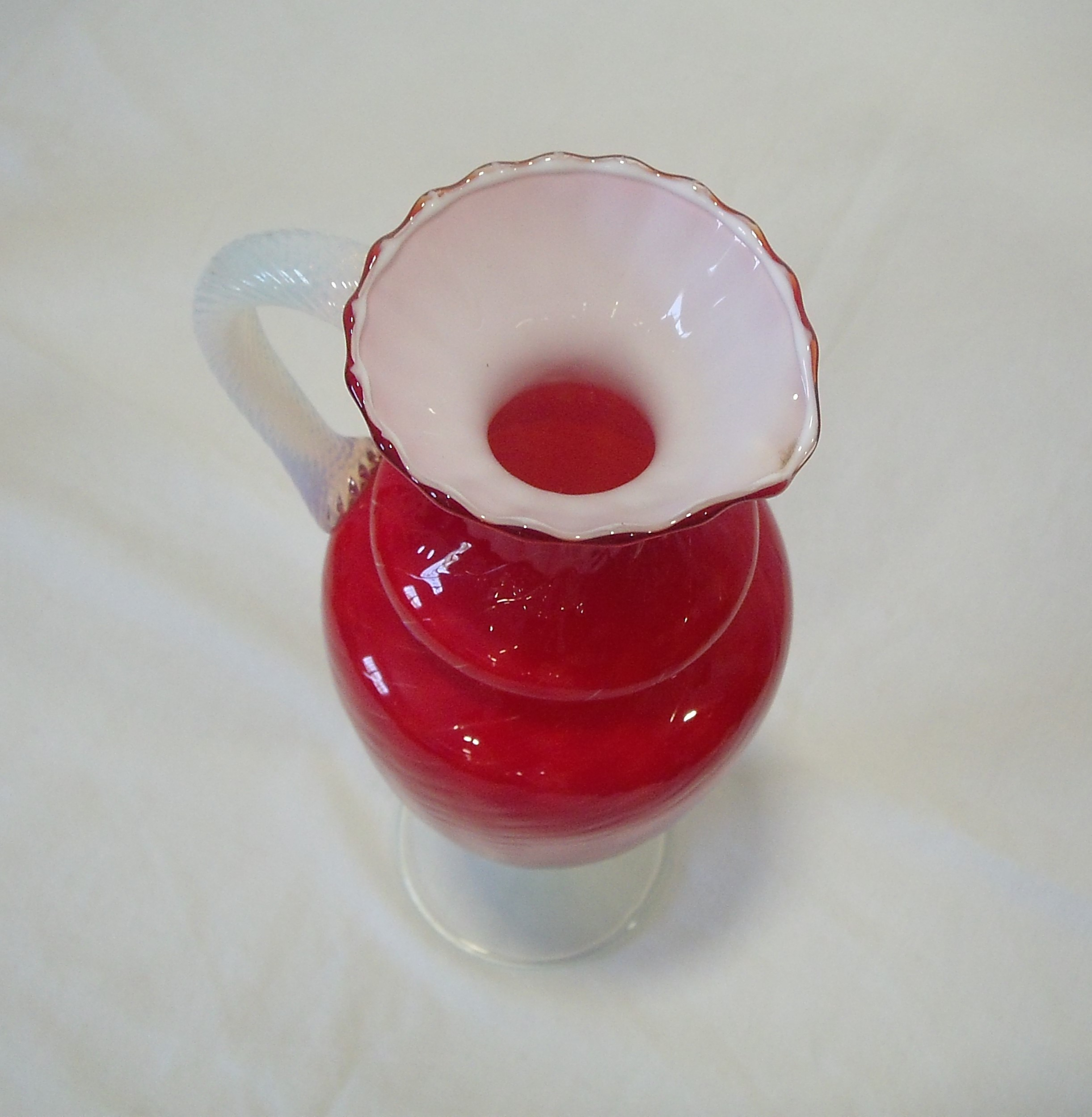 Voir photo 5 de Très jolie carafe en opaline art déco et ses deux flutes. (rare) Très jolie carafe en opaline art déco et ses deux flutes. (rare) Très bon état reconditionné photo 5