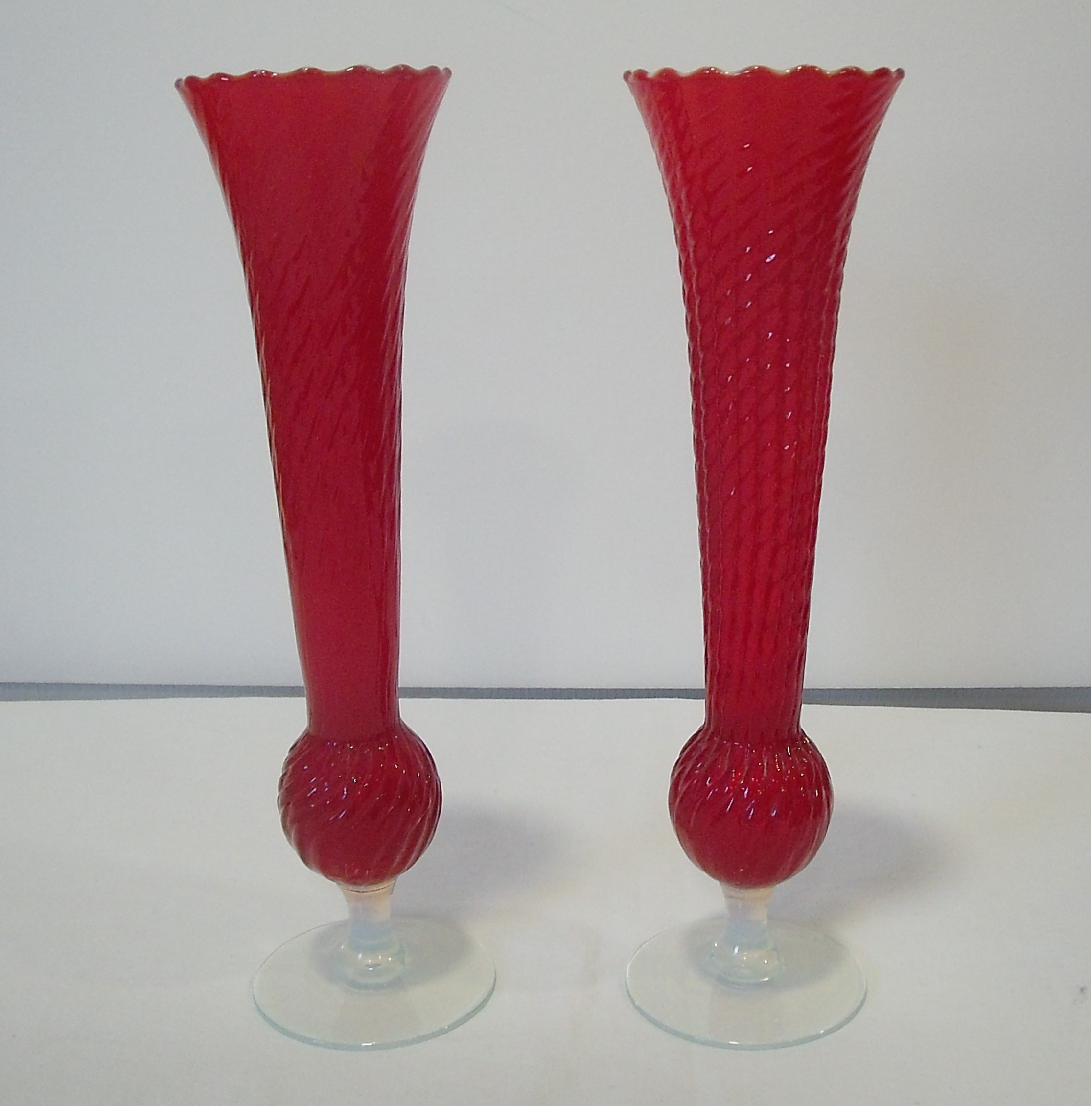 Voir photo 6 de Très jolie carafe en opaline art déco et ses deux flutes. (rare) Très jolie carafe en opaline art déco et ses deux flutes. (rare) Très bon état reconditionné photo 6