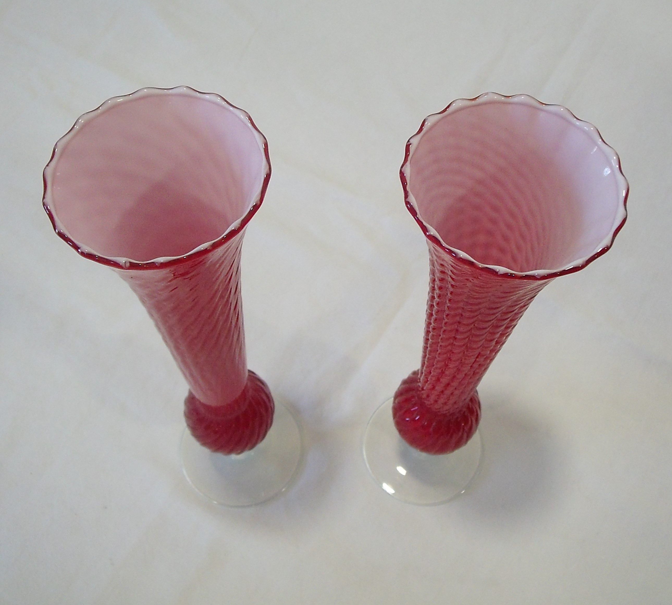 Voir photo 7 de Très jolie carafe en opaline art déco et ses deux flutes. (rare) Très jolie carafe en opaline art déco et ses deux flutes. (rare) Très bon état reconditionné photo 7