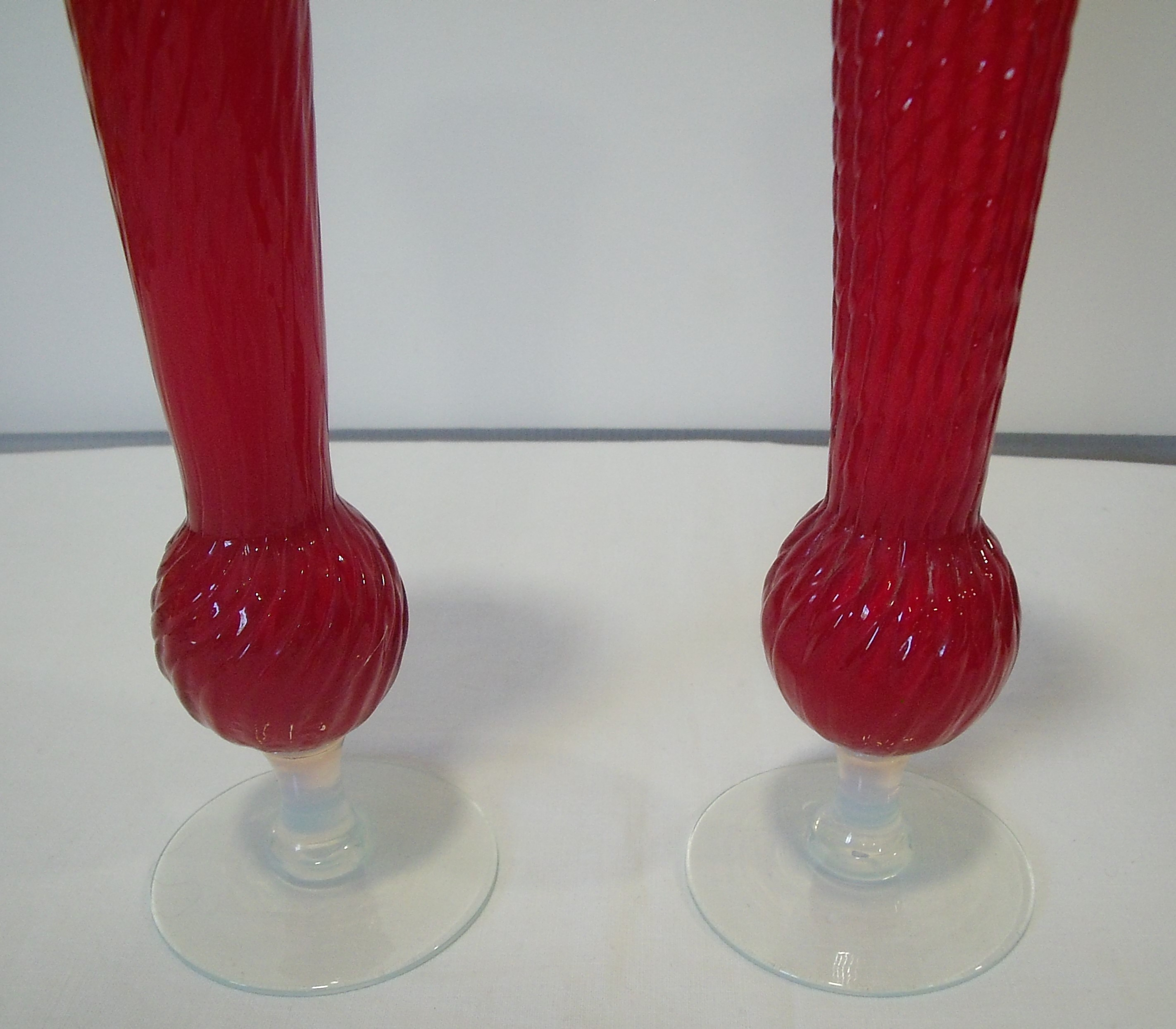 Voir photo 8 de Très jolie carafe en opaline art déco et ses deux flutes. (rare) Très jolie carafe en opaline art déco et ses deux flutes. (rare) Très bon état reconditionné photo 8