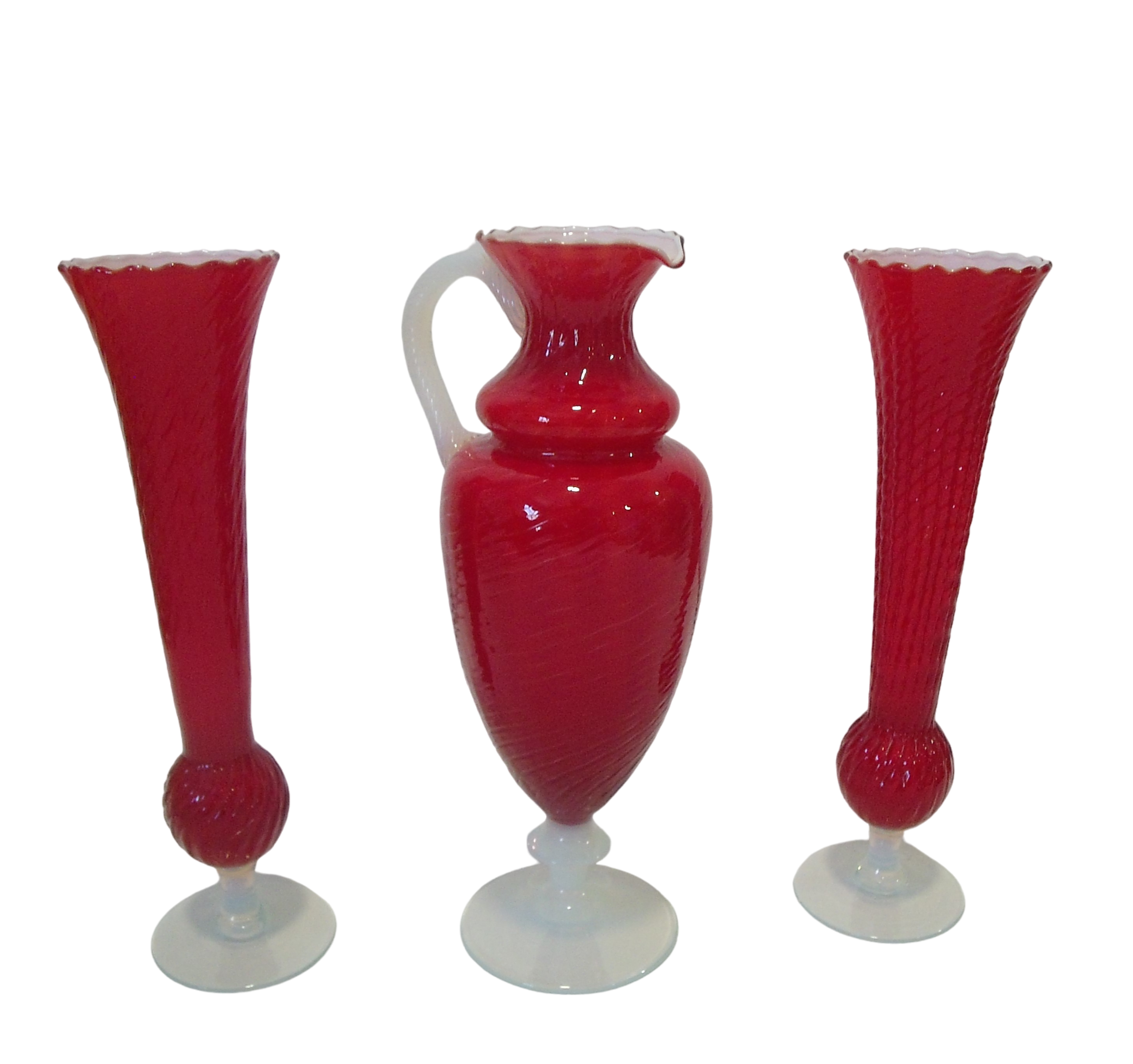 Très jolie carafe en opaline art déco et ses deux flutes. (rare) Très bon état - 32,50 € Très jolie carafe en opaline art déco et ses deux flutes. (rare) Très bon état reconditionné disponible sur Label Emmaüs