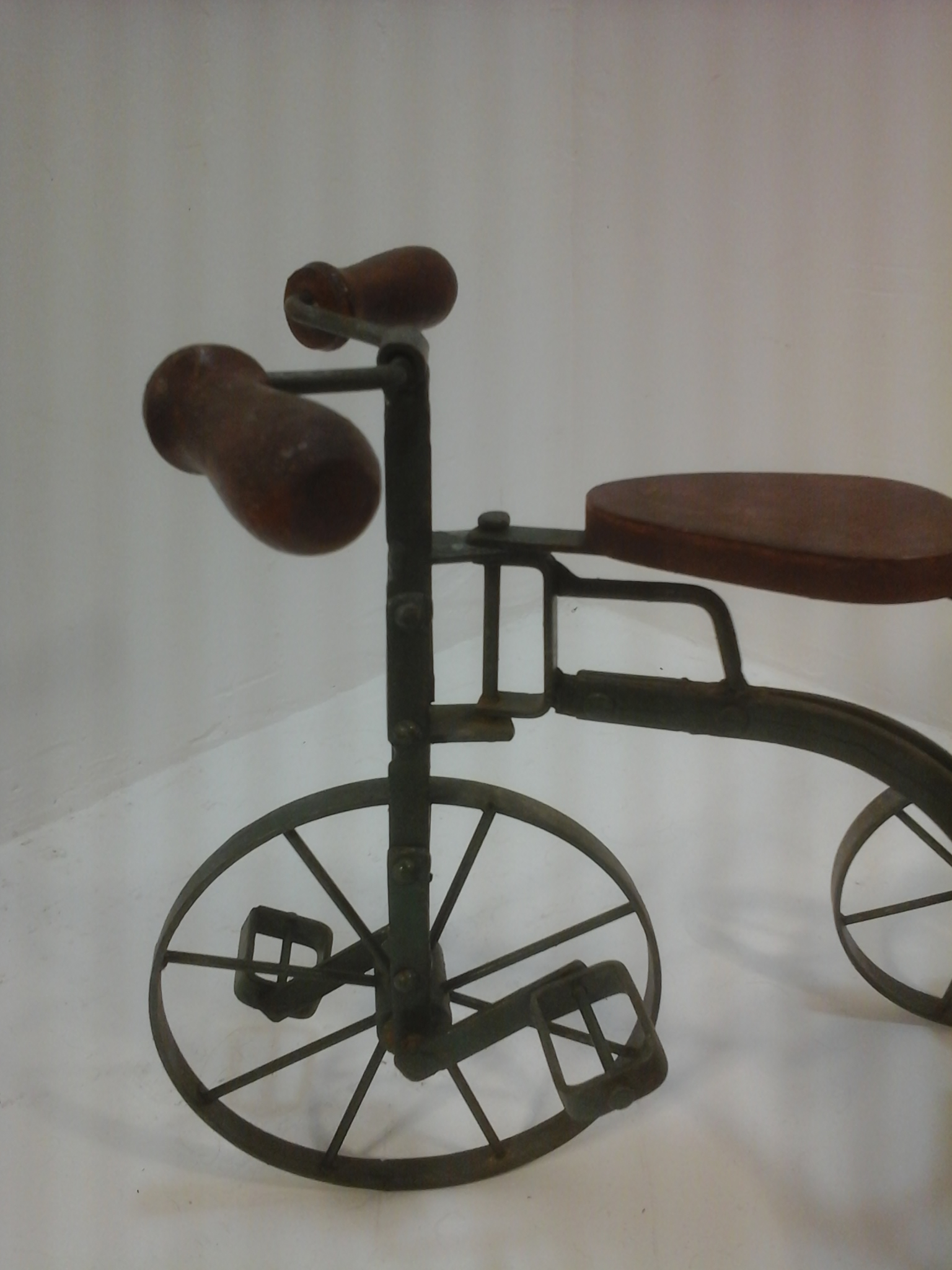 Voir photo 2 de Tricycle métal vintage panier osier Tricycle métal vintage panier osier État correct reconditionné photo 2