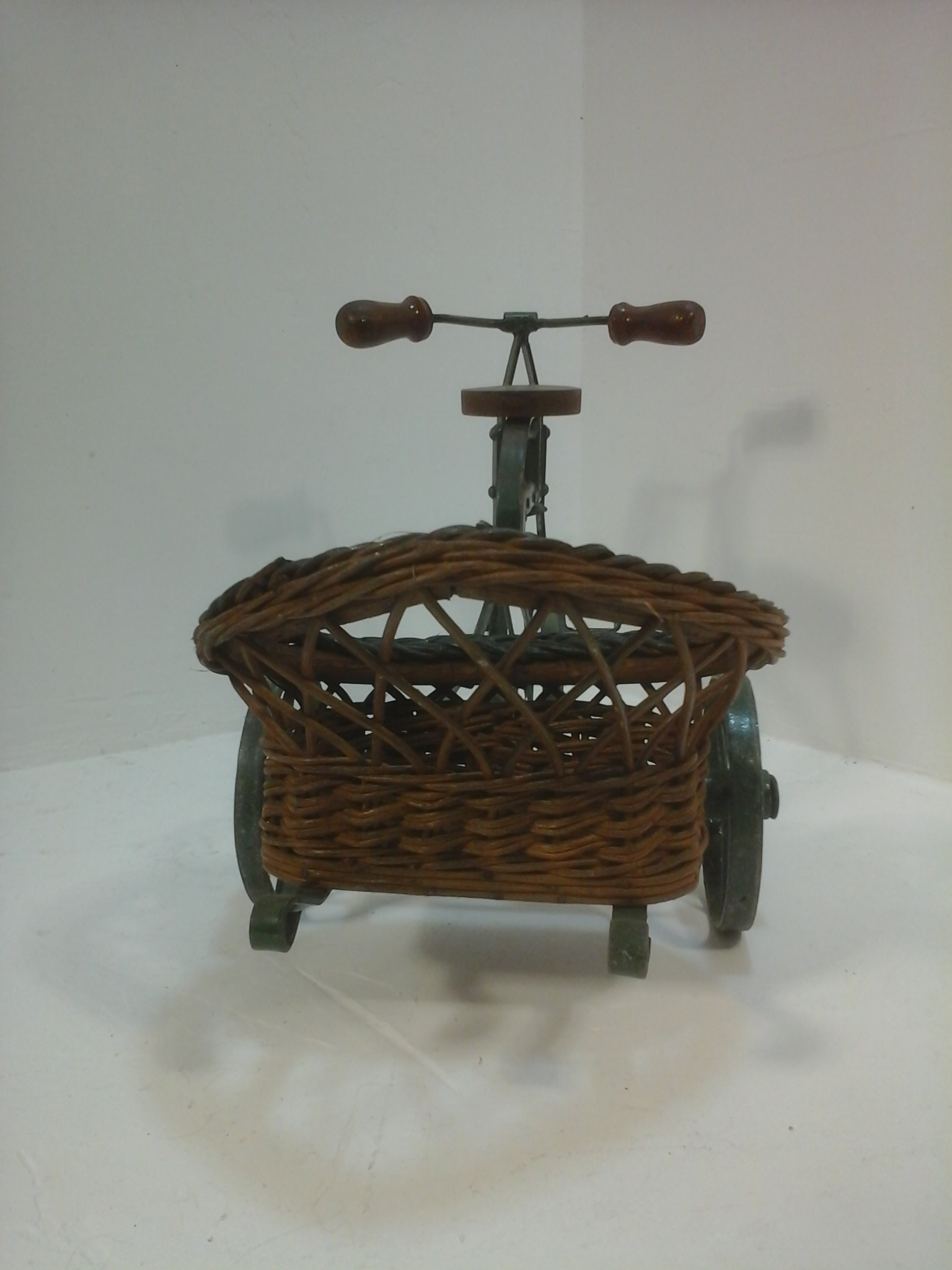 Voir photo 3 de Tricycle métal vintage panier osier Tricycle métal vintage panier osier État correct reconditionné photo 3