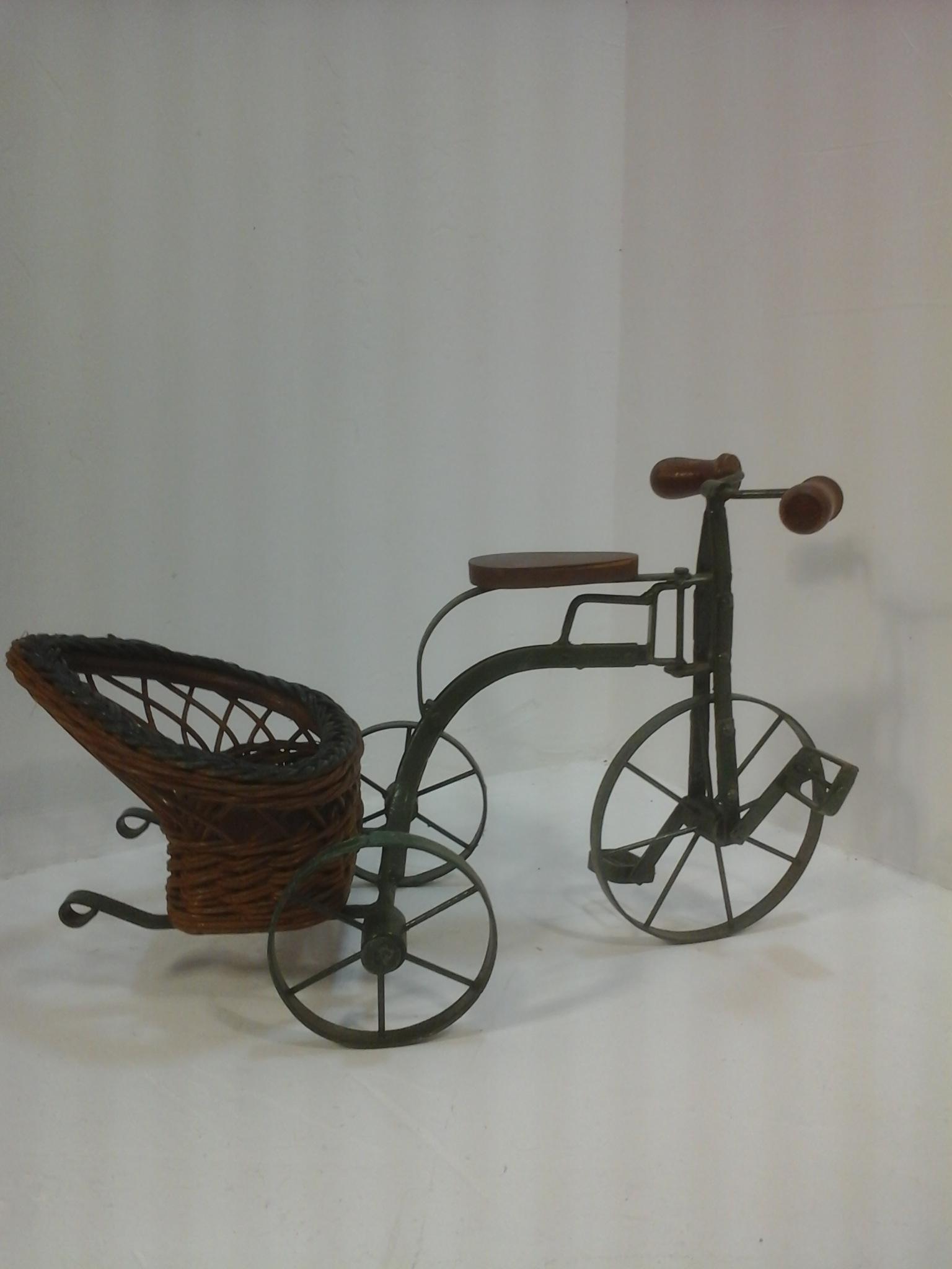 Voir photo 5 de Tricycle métal vintage panier osier Tricycle métal vintage panier osier État correct reconditionné photo 5