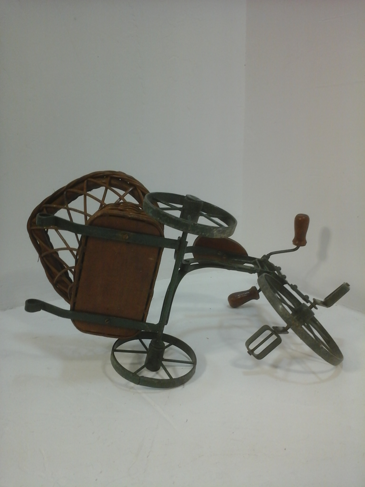 Voir photo 6 de Tricycle métal vintage panier osier Tricycle métal vintage panier osier État correct reconditionné photo 6
