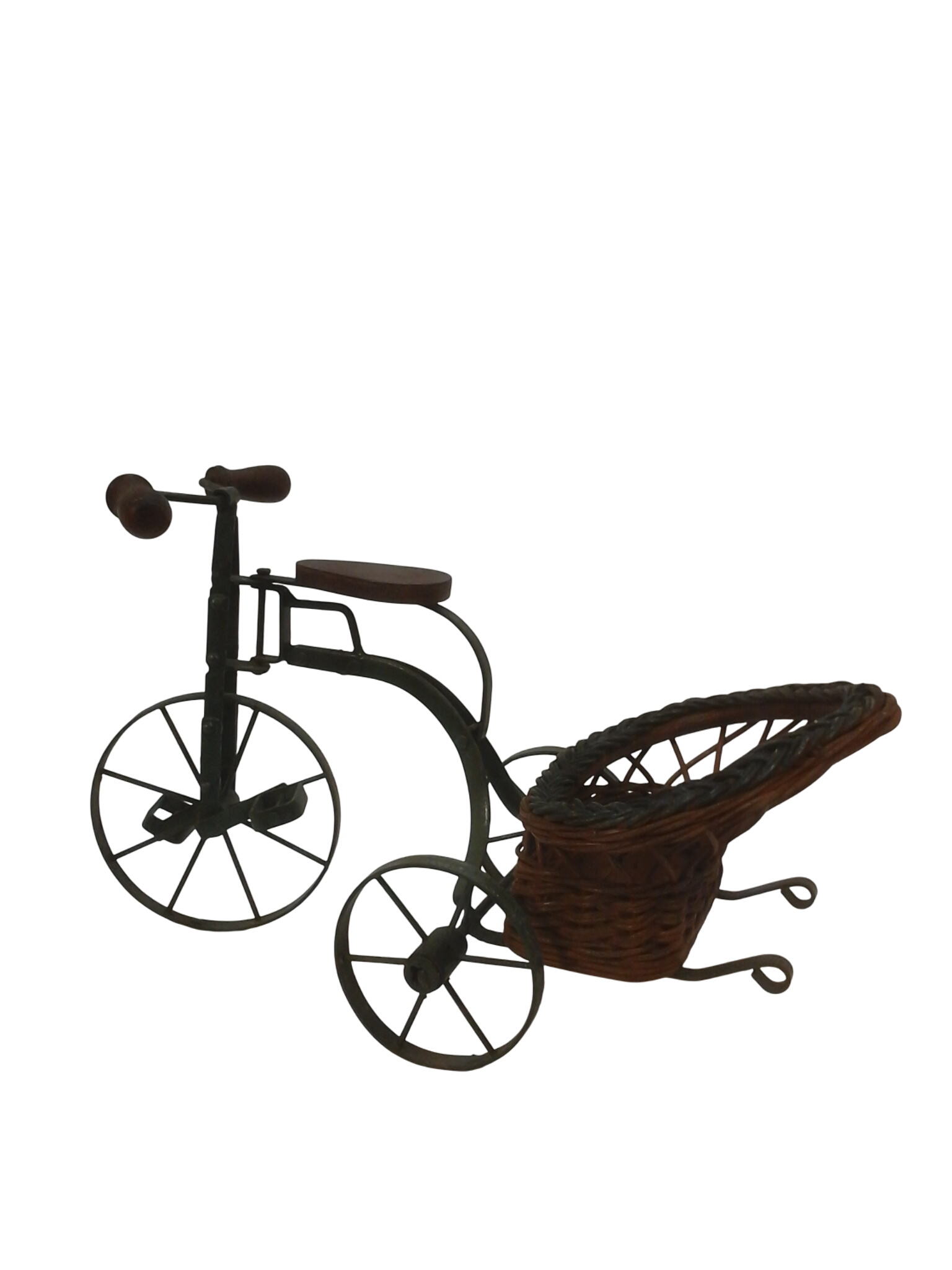 Acheter Tricycle métal vintage panier osier État correct - 15,00 € Tricycle métal vintage panier osier État correct reconditionné disponible sur Label Emmaüs