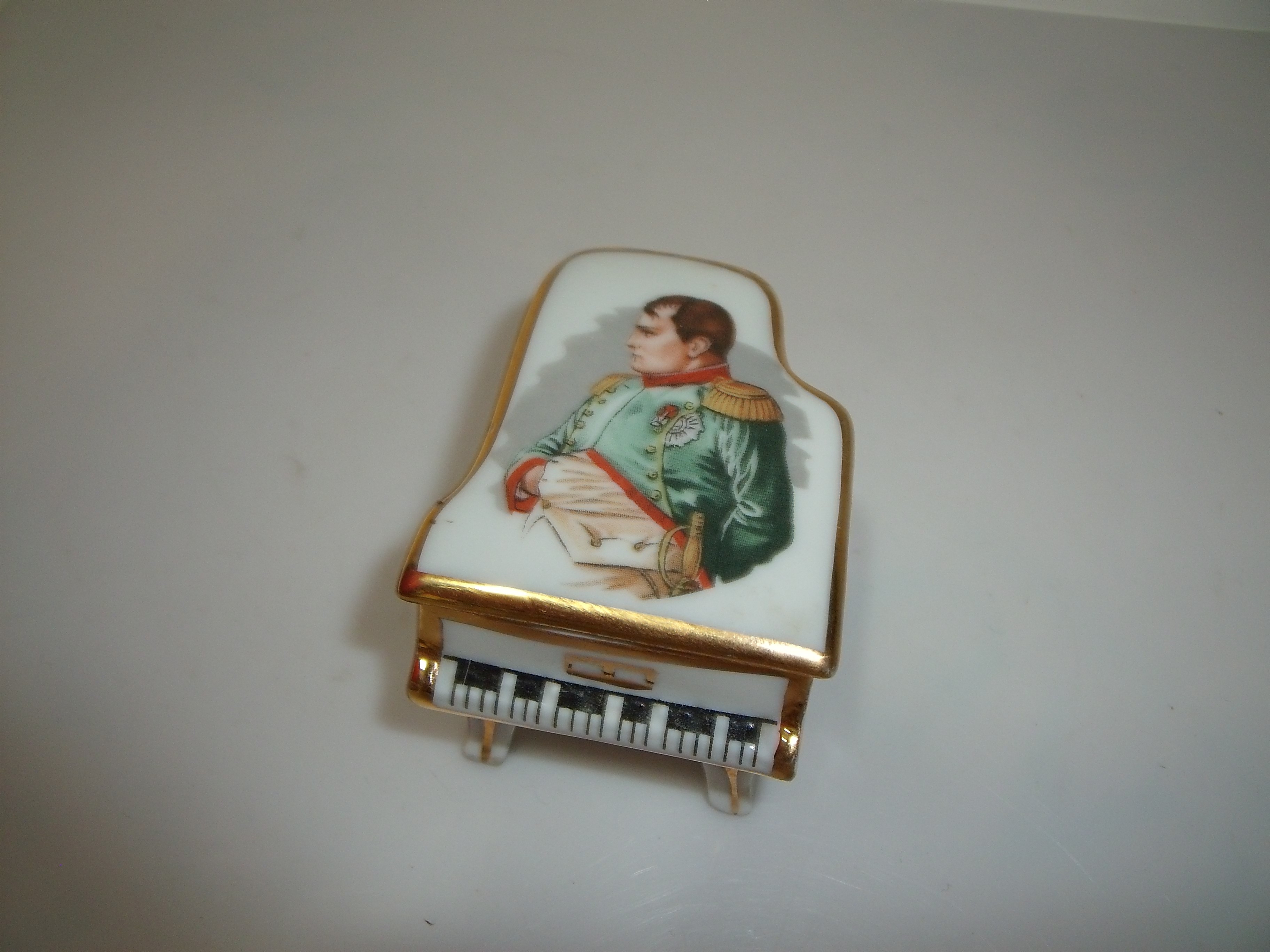 Voir photo 12 de Trio de petites boîtes en forme de chaise , de cœur et de piano représentant "Napoléon et Joséphine" Trio de petites boîtes en forme de chaise , de cœur et de piano représentant "Napoléon et Joséphine" Très bon état reconditionné photo 12