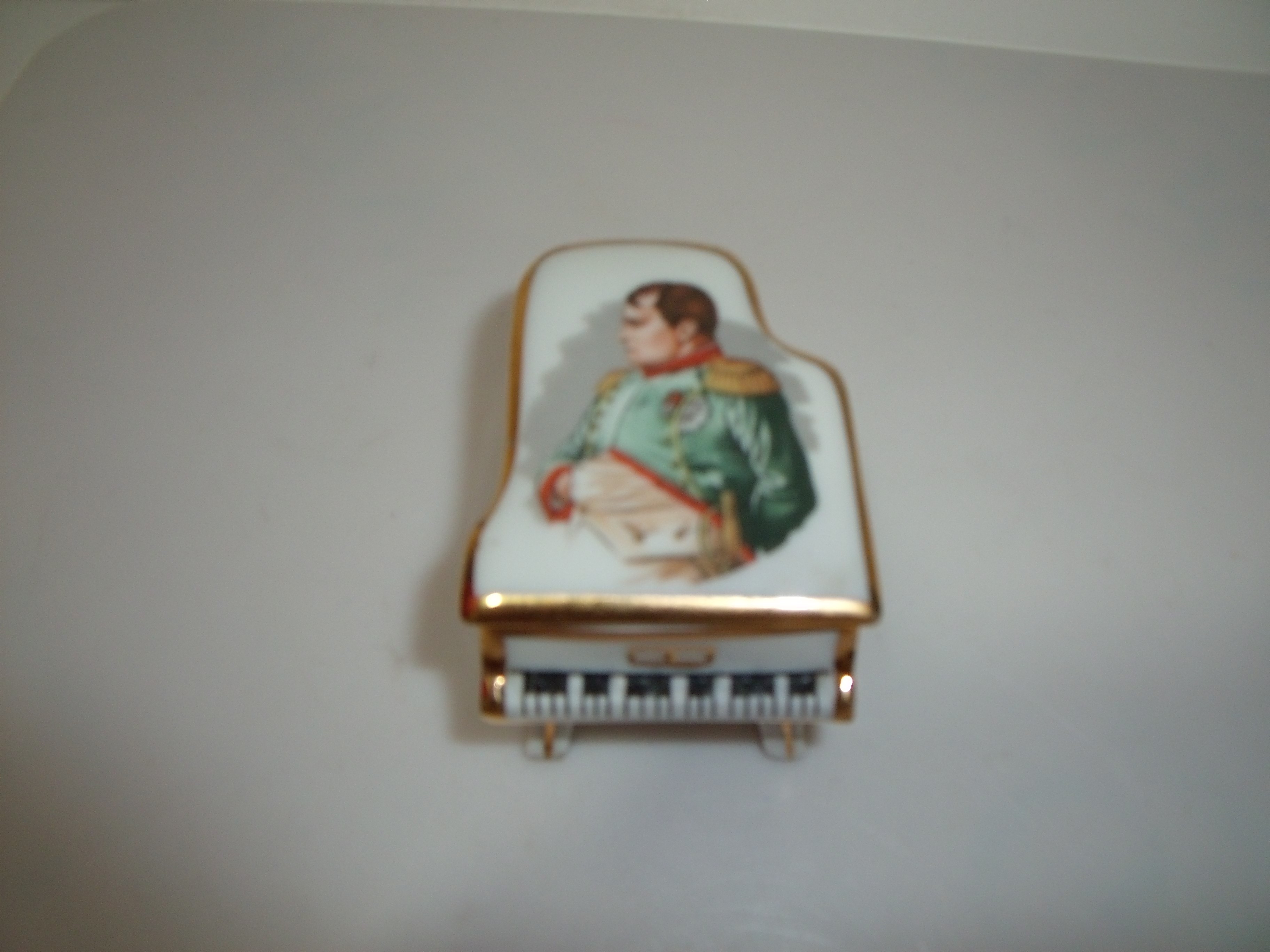 Voir photo 13 de Trio de petites boîtes en forme de chaise , de cœur et de piano représentant "Napoléon et Joséphine" Trio de petites boîtes en forme de chaise , de cœur et de piano représentant "Napoléon et Joséphine" Très bon état reconditionné photo 13
