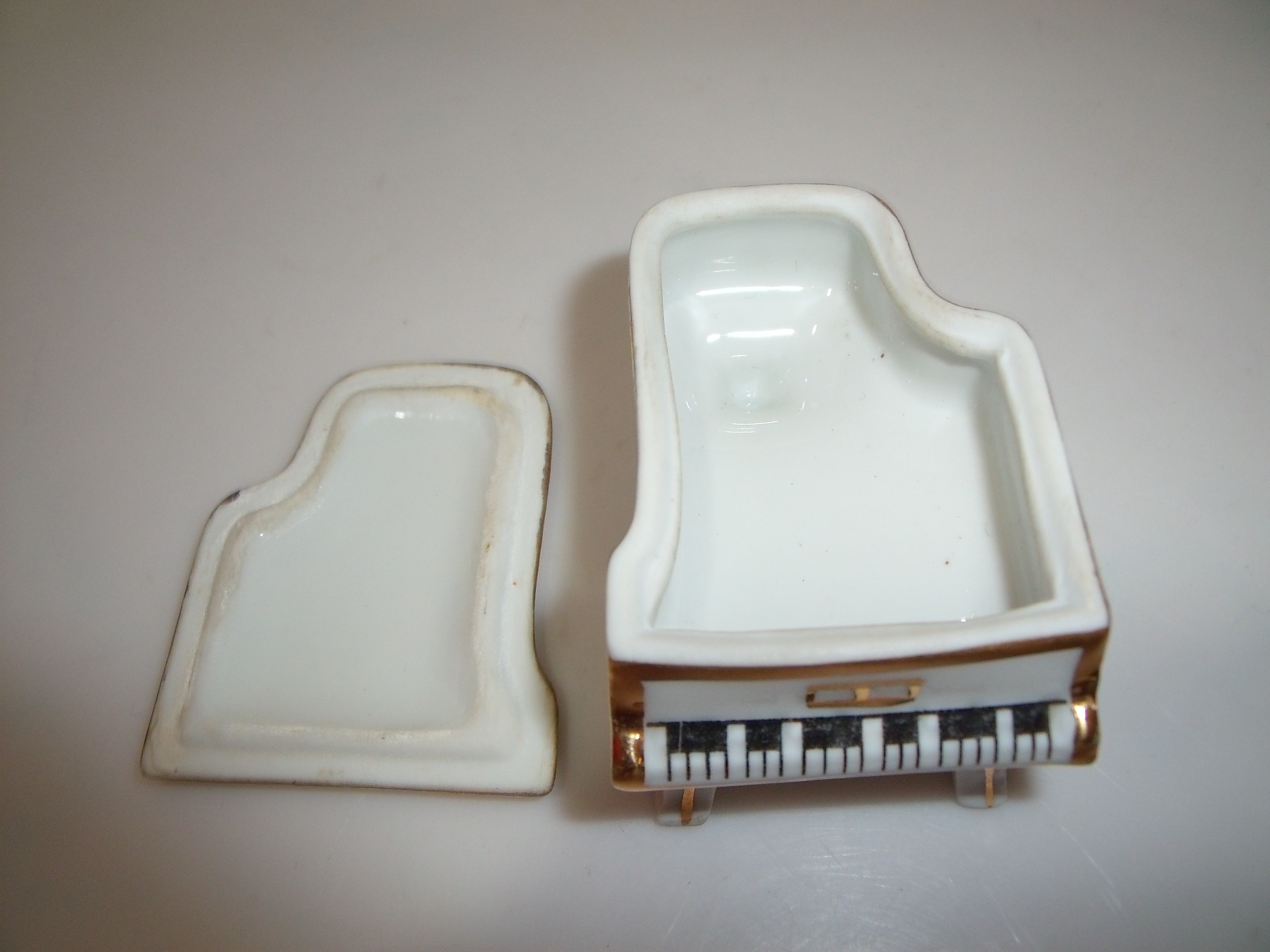 Voir photo 15 de Trio de petites boîtes en forme de chaise , de cœur et de piano représentant "Napoléon et Joséphine" Trio de petites boîtes en forme de chaise , de cœur et de piano représentant "Napoléon et Joséphine" Très bon état reconditionné photo 15
