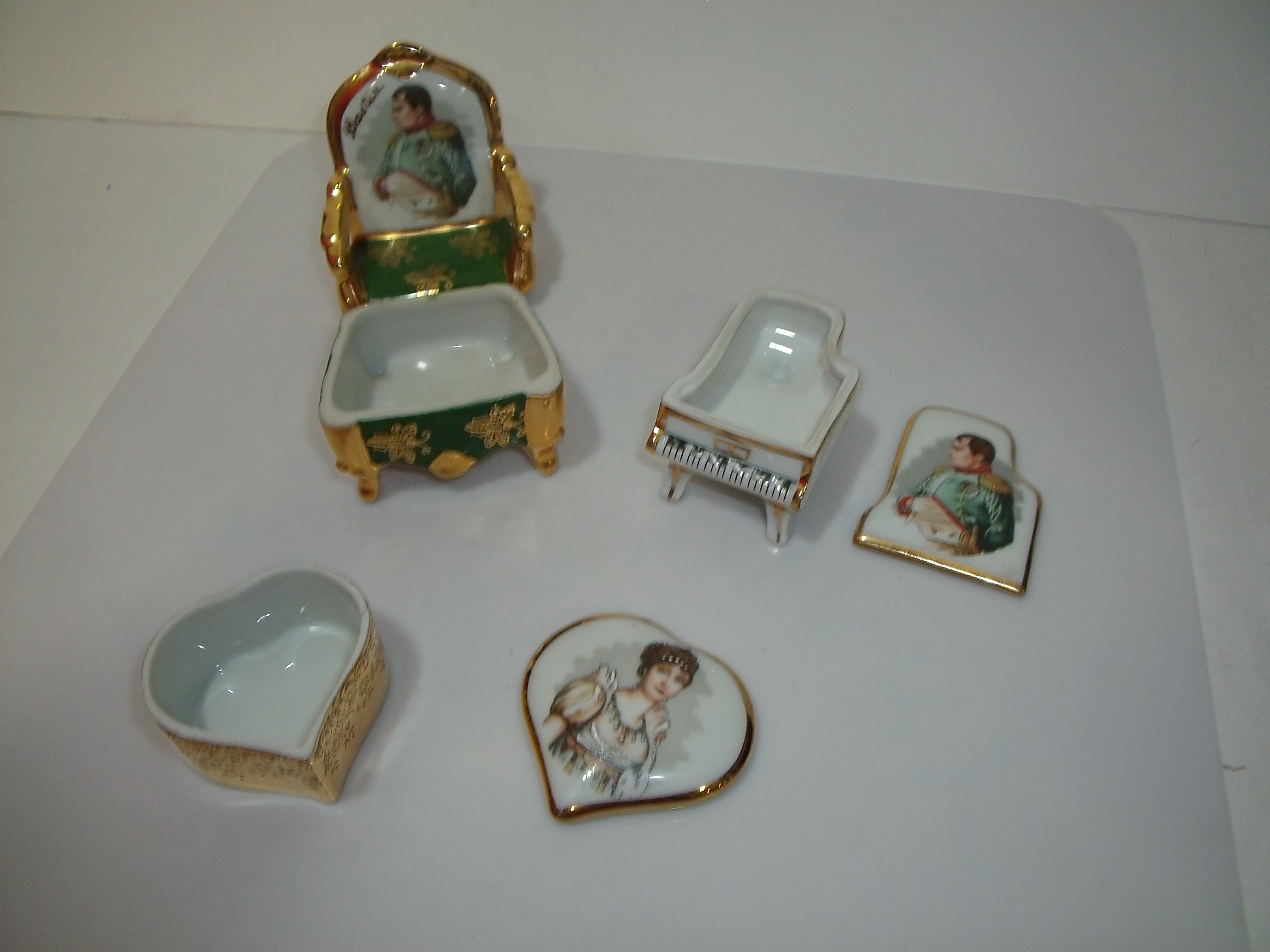 Voir photo 2 de Trio de petites boîtes en forme de chaise , de cœur et de piano représentant "Napoléon et Joséphine" Trio de petites boîtes en forme de chaise , de cœur et de piano représentant "Napoléon et Joséphine" Très bon état reconditionné photo 2