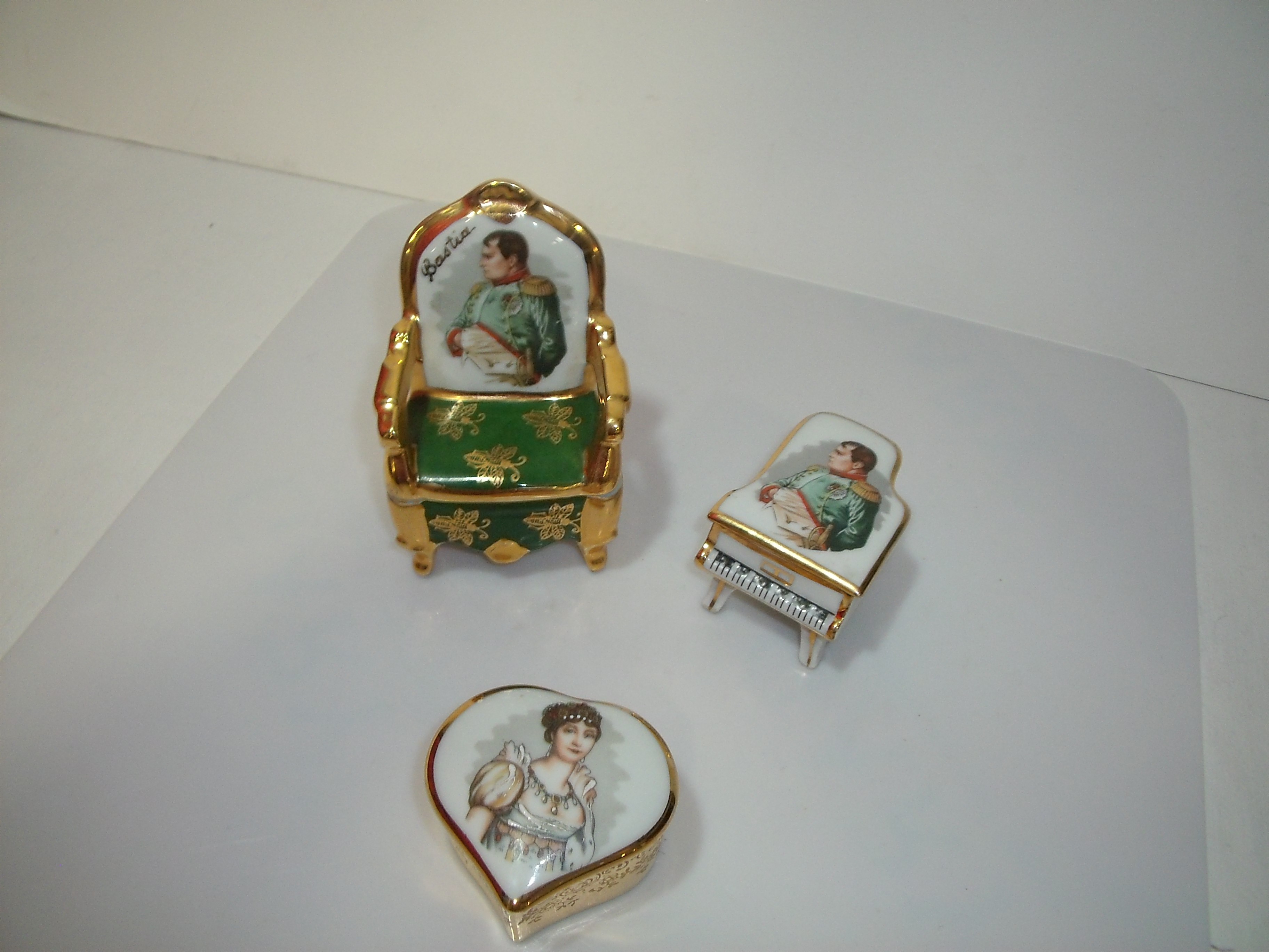 Voir photo 3 de Trio de petites boîtes en forme de chaise , de cœur et de piano représentant "Napoléon et Joséphine" Trio de petites boîtes en forme de chaise , de cœur et de piano représentant "Napoléon et Joséphine" Très bon état reconditionné photo 3