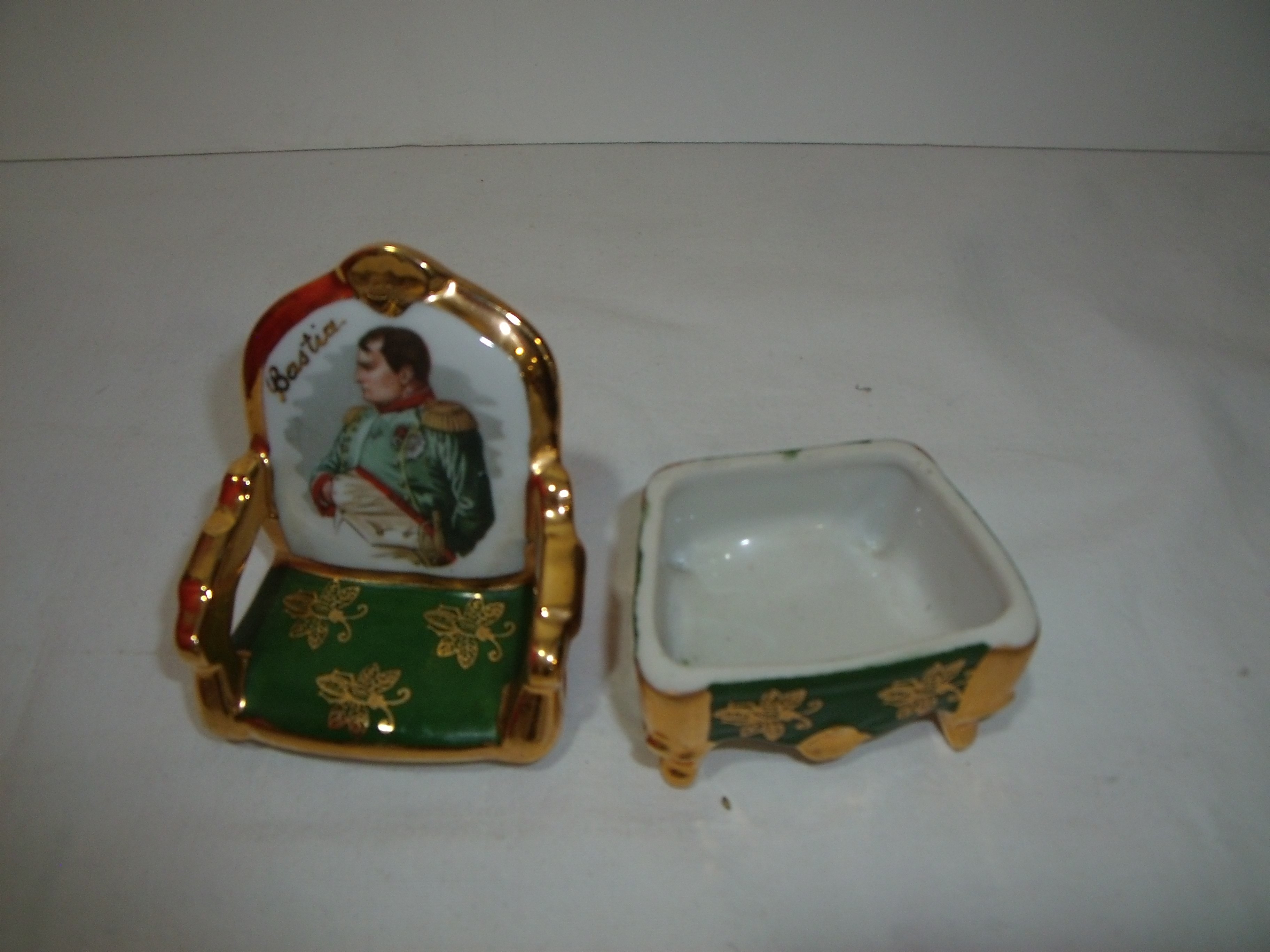 Voir photo 5 de Trio de petites boîtes en forme de chaise , de cœur et de piano représentant "Napoléon et Joséphine" Trio de petites boîtes en forme de chaise , de cœur et de piano représentant "Napoléon et Joséphine" Très bon état reconditionné photo 5