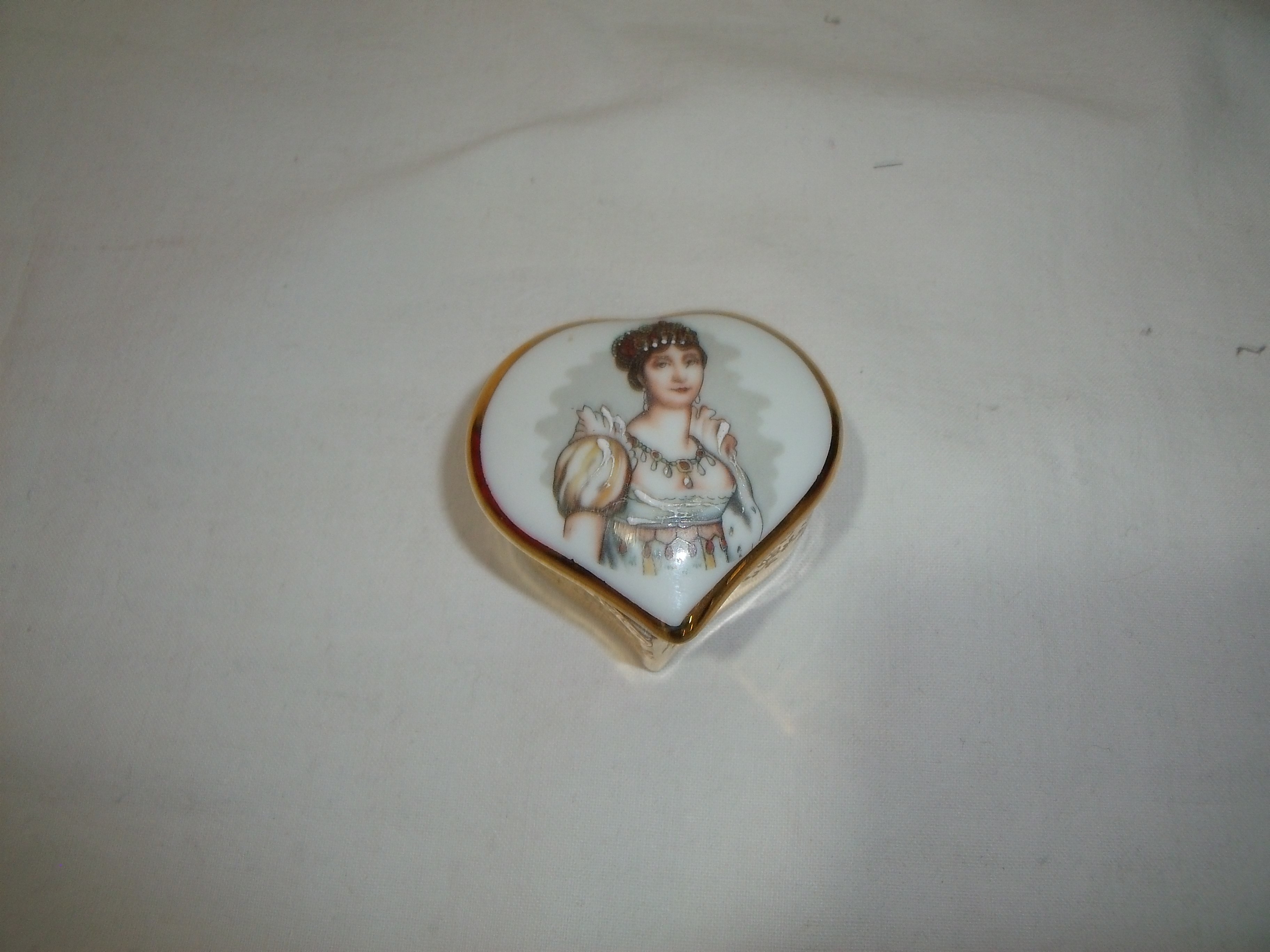 Voir photo 8 de Trio de petites boîtes en forme de chaise , de cœur et de piano représentant "Napoléon et Joséphine" Trio de petites boîtes en forme de chaise , de cœur et de piano représentant "Napoléon et Joséphine" Très bon état reconditionné photo 8