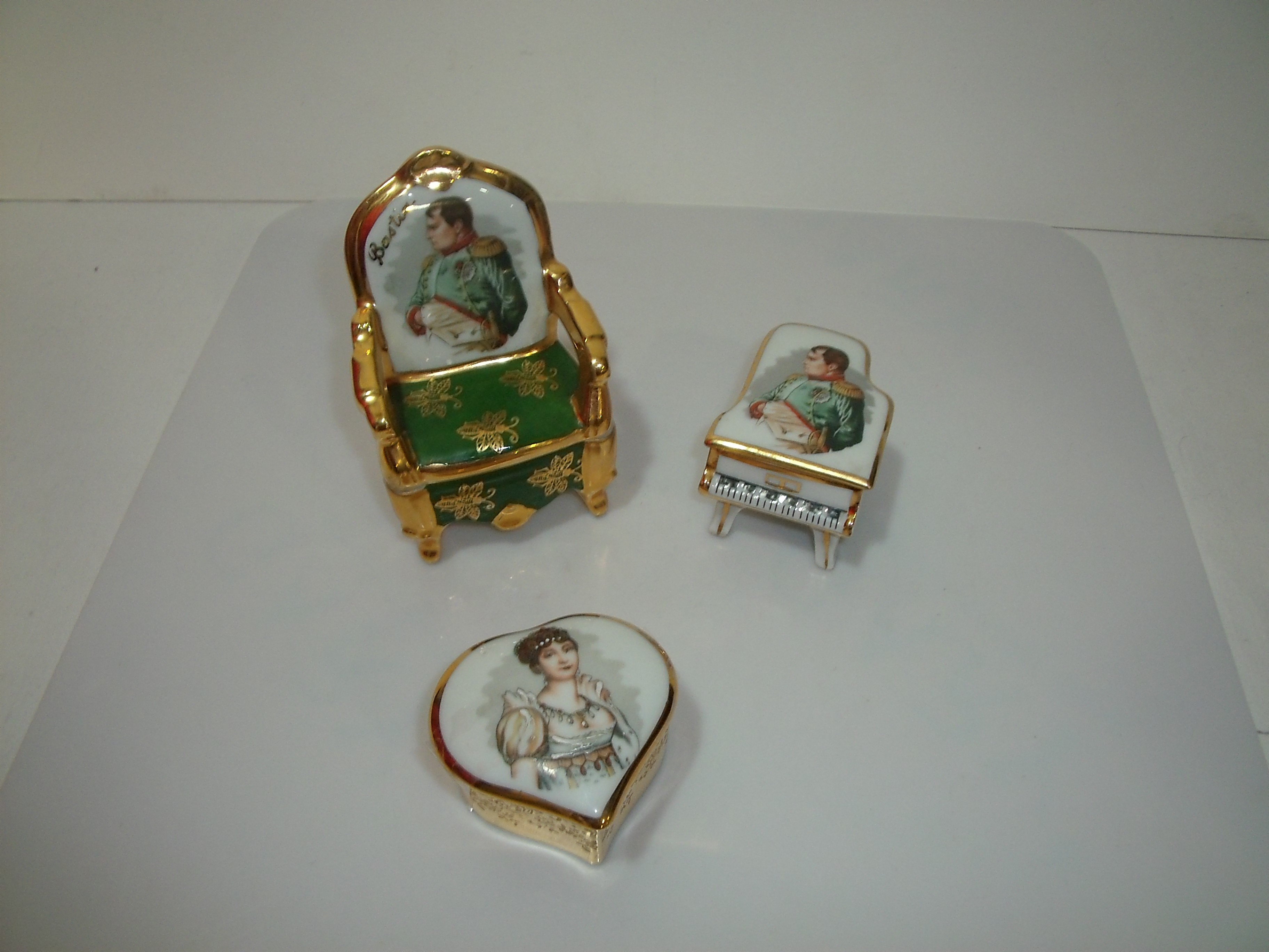 Trio de petites boîtes en forme de chaise , de cœur et de piano représentant "Napoléon et Joséphine" Très bon état - 12,50 € Trio de petites boîtes en forme de chaise , de cœur et de piano représentant "Napoléon et Joséphine" Très bon état reconditionné disponible sur Label Emmaüs