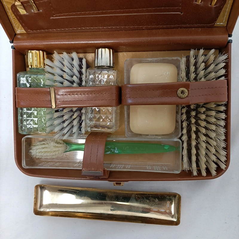 Voir photo 3 de Trousse de toilette de voyage vintage années 70 marron avec accessoires Trousse de toilette de voyage vintage années 70 marron avec accessoires Très bon état reconditionné photo 3
