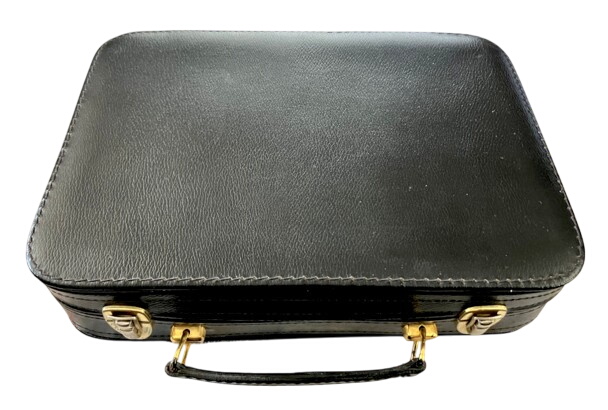 Trousse de toilette vintage en cuir - Soco Très bon état - 17,50 € Trousse de toilette vintage en cuir - Soco Très bon état reconditionné disponible sur Label Emmaüs