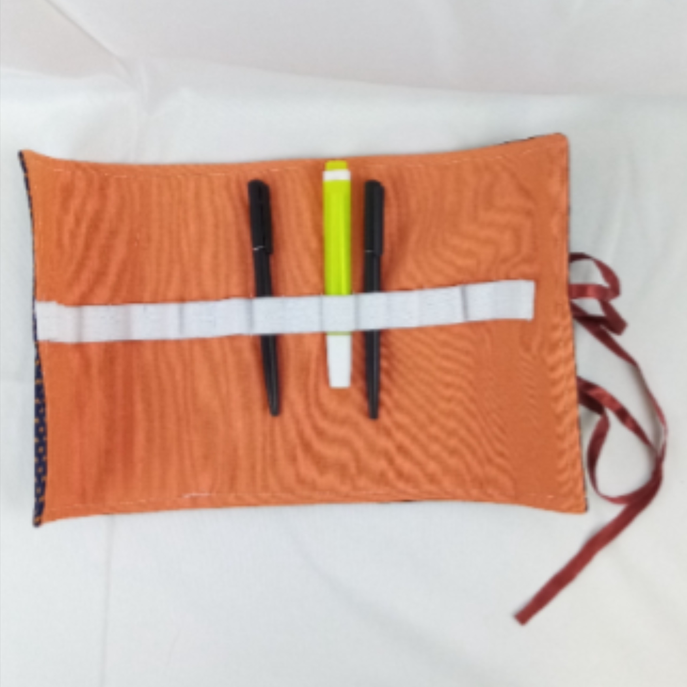 Voir photo 4 de Trousse Enroulable en Tissu Upcyclé Trousse Enroulable en Tissu Upcyclé Parfait état reconditionné photo 4