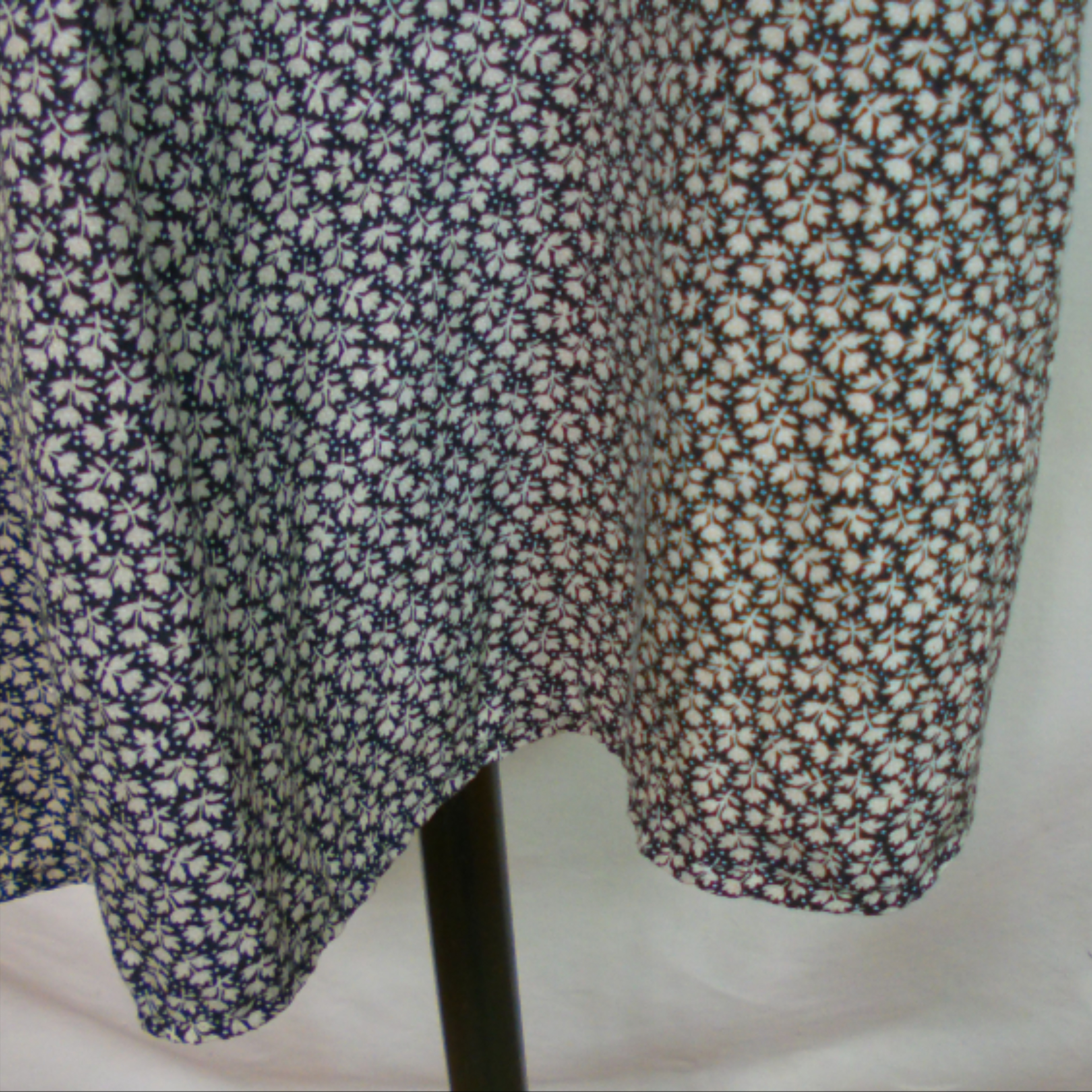 Voir photo 4 de Tunique AKOZ, feuilles sur fond bleu marine, taille M Tunique AKOZ, feuilles sur fond bleu marine, taille M Très bon état reconditionné photo 4