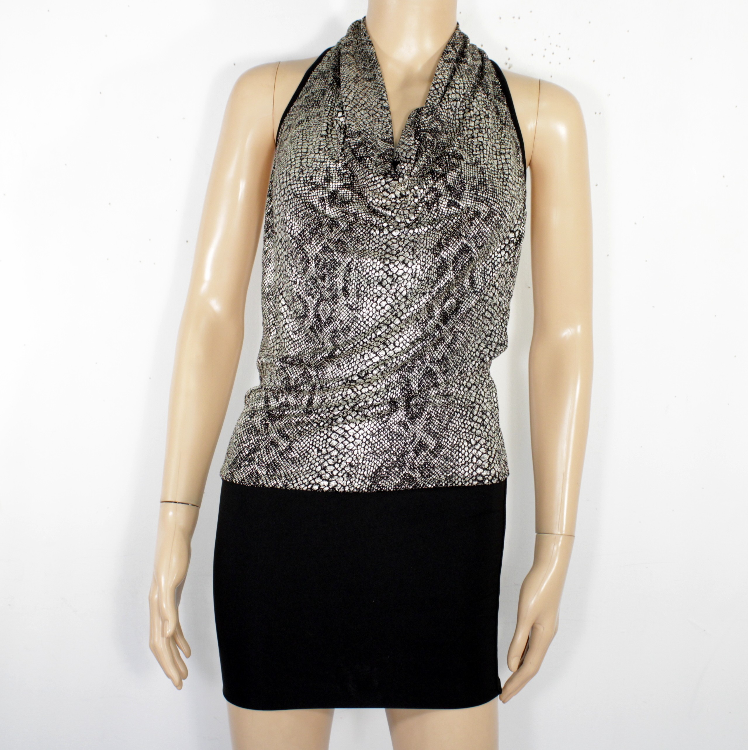 Acheter Tunique de soirée Noire & Argentée Taille unique Bon état - 10,00 € Tunique de soirée Noire & Argentée Taille unique Bon état reconditionné disponible sur Label Emmaüs