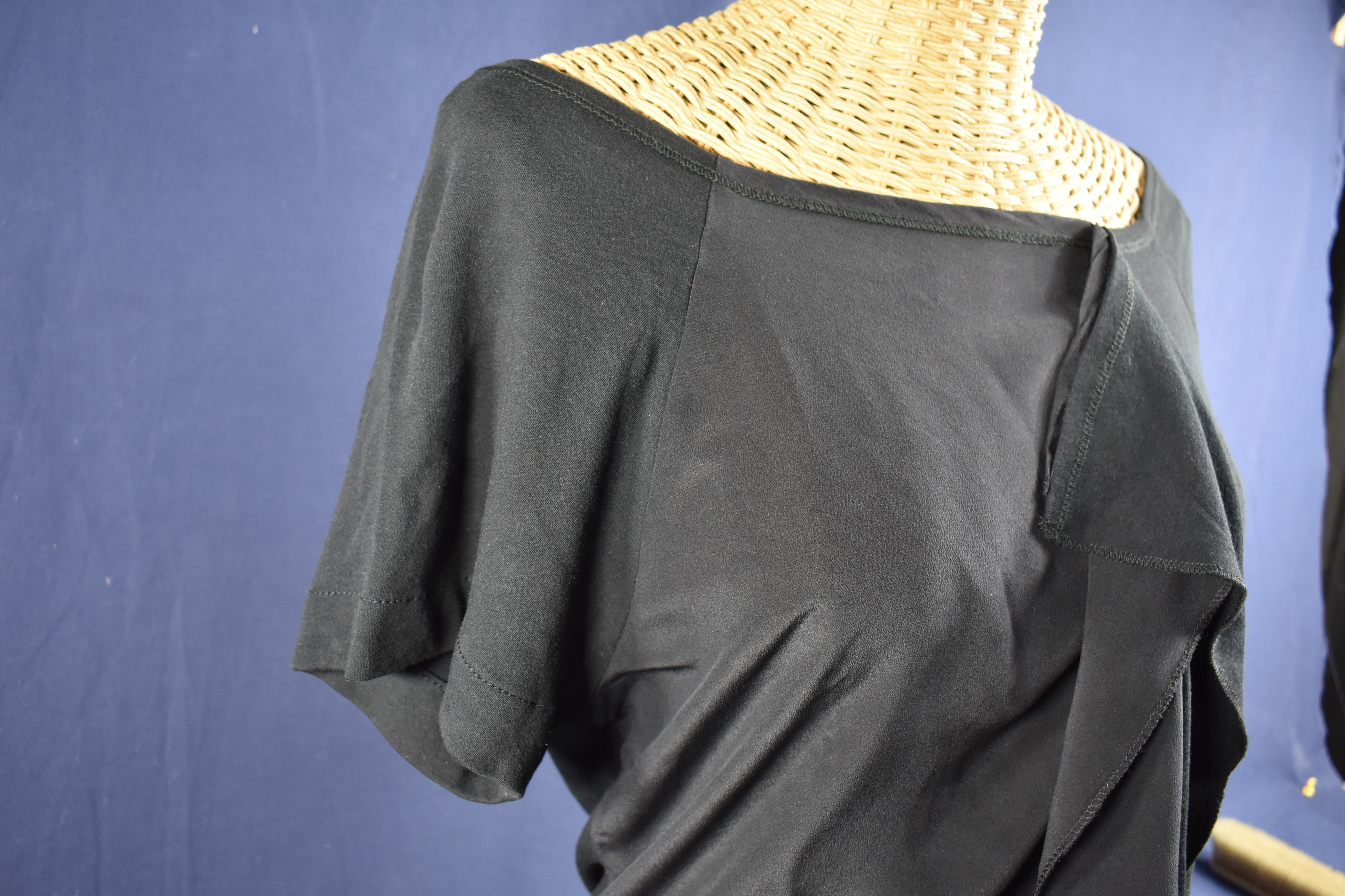 Voir photo 6 de Tunique en Jersey et mousseline noire taille 44 signée SONIA RYKIEL. Tunique en Jersey et mousseline noire taille 44 signée SONIA RYKIEL. Bon état reconditionné photo 6