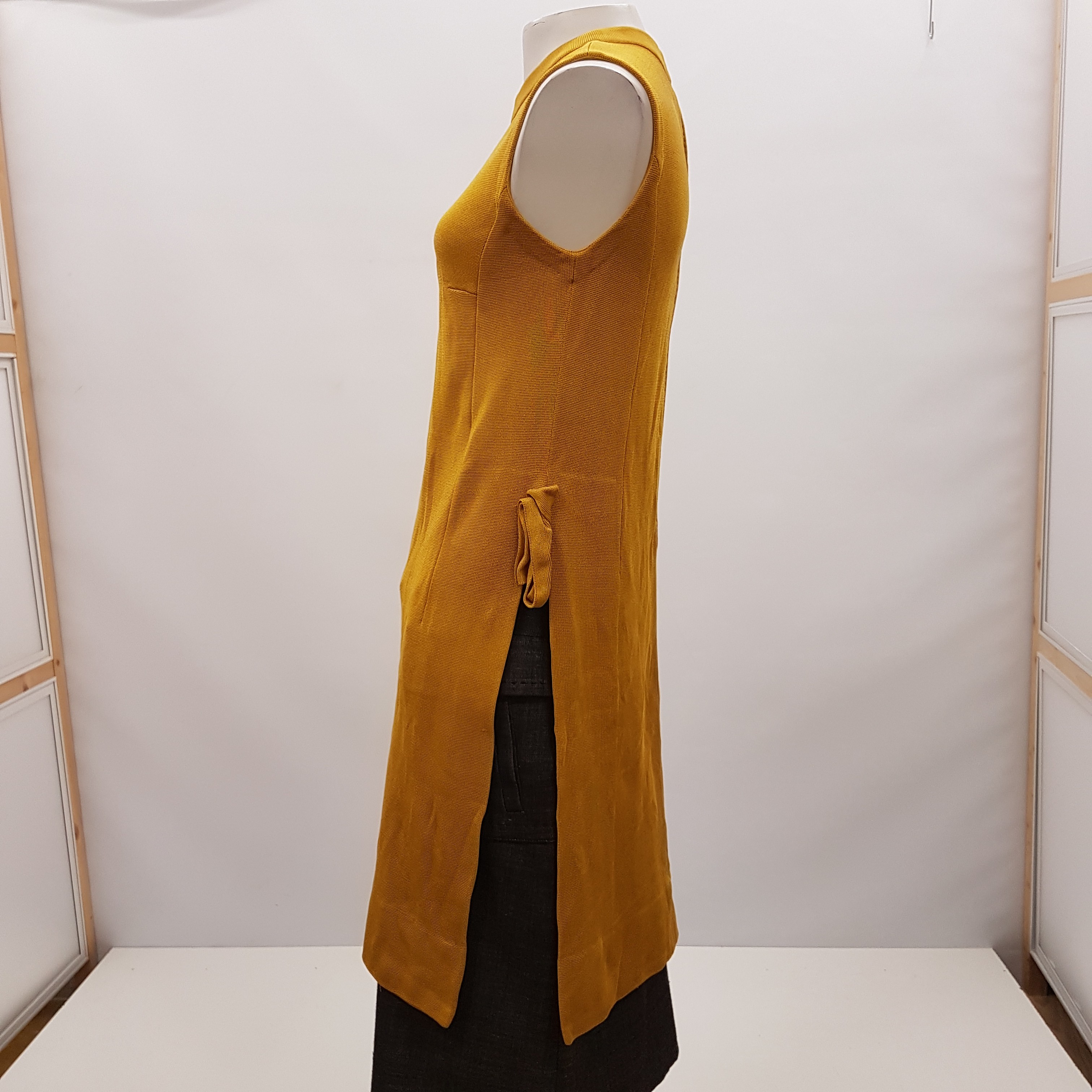 Voir photo 2 de Tunique jaune moutarde - AVAGOLF - Taille 34 ESTIMEE Tunique jaune moutarde - AVAGOLF - Taille 34 ESTIMEE État correct reconditionné photo 2