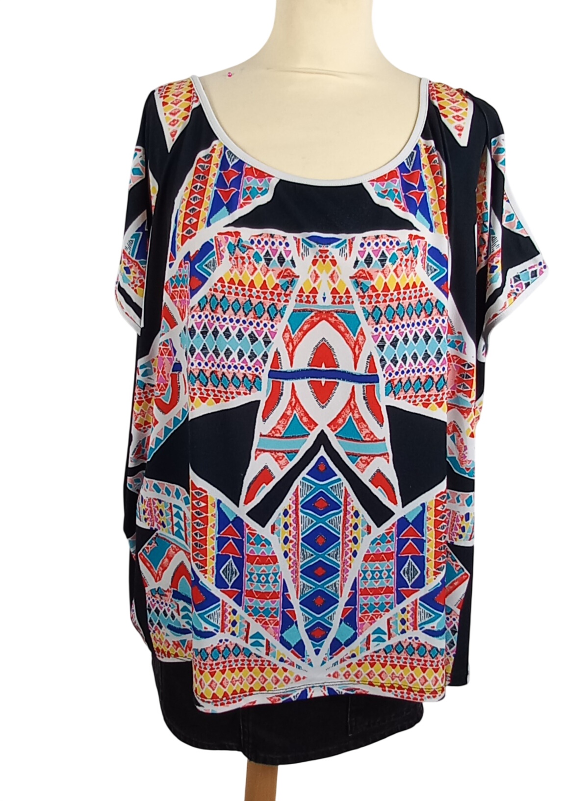 Acheter Tunique noire avec motifs multicolore "Christine Laure" épaules dénudées T5 Très bon état - 10,90 € Tunique noire avec motifs multicolore "Christine Laure" épaules dénudées T5 Très bon état reconditionné disponible sur Label Emmaüs