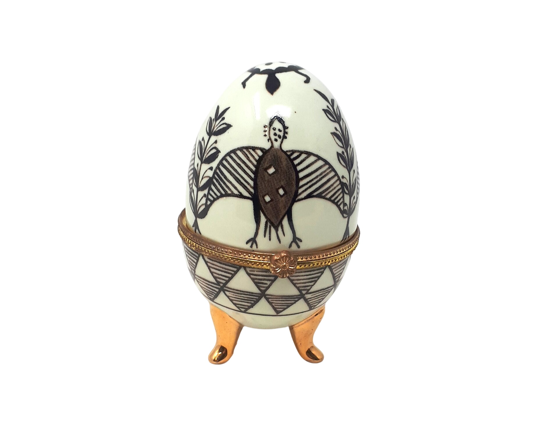 Œuf décoratif en porcelaine État correct - 10,00 € Œuf décoratif en porcelaine État correct reconditionné disponible sur Label Emmaüs