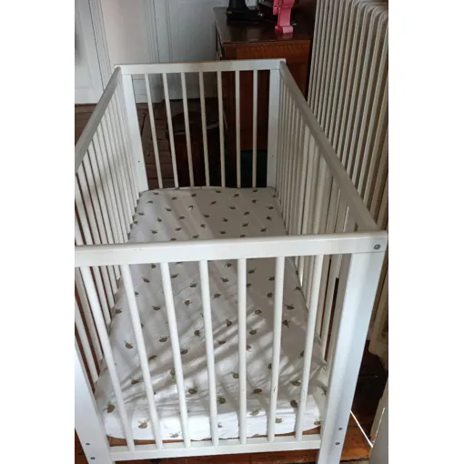 Un lit en bois à barreaux pour enfants aux normes Bon état reconditionné disponible sur Rakuten