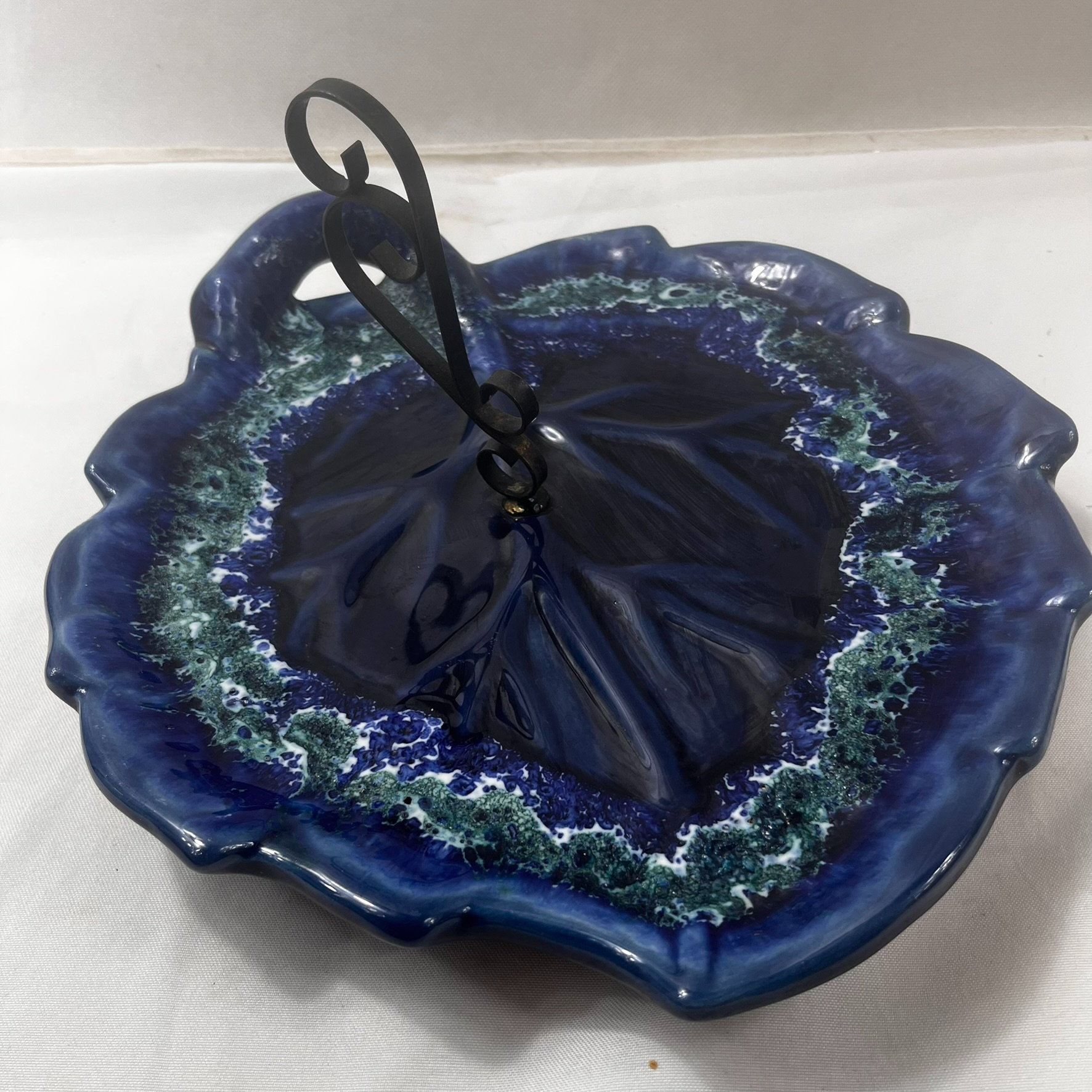 Voir photo 2 de Un plateau à fromage en céramique , bleu et une poignée en fer forgé + une coupelle en forme de feuille Un plateau à fromage en céramique , bleu et une poignée en fer forgé + une coupelle en forme de feuille Très bon état reconditionné photo 2