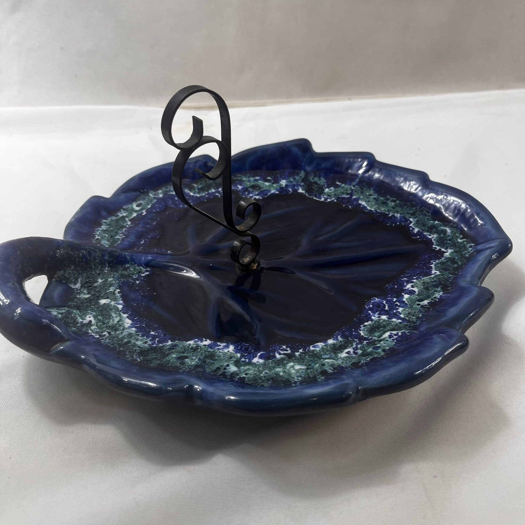 Voir photo 5 de Un plateau à fromage en céramique , bleu et une poignée en fer forgé + une coupelle en forme de feuille Un plateau à fromage en céramique , bleu et une poignée en fer forgé + une coupelle en forme de feuille Très bon état reconditionné photo 5