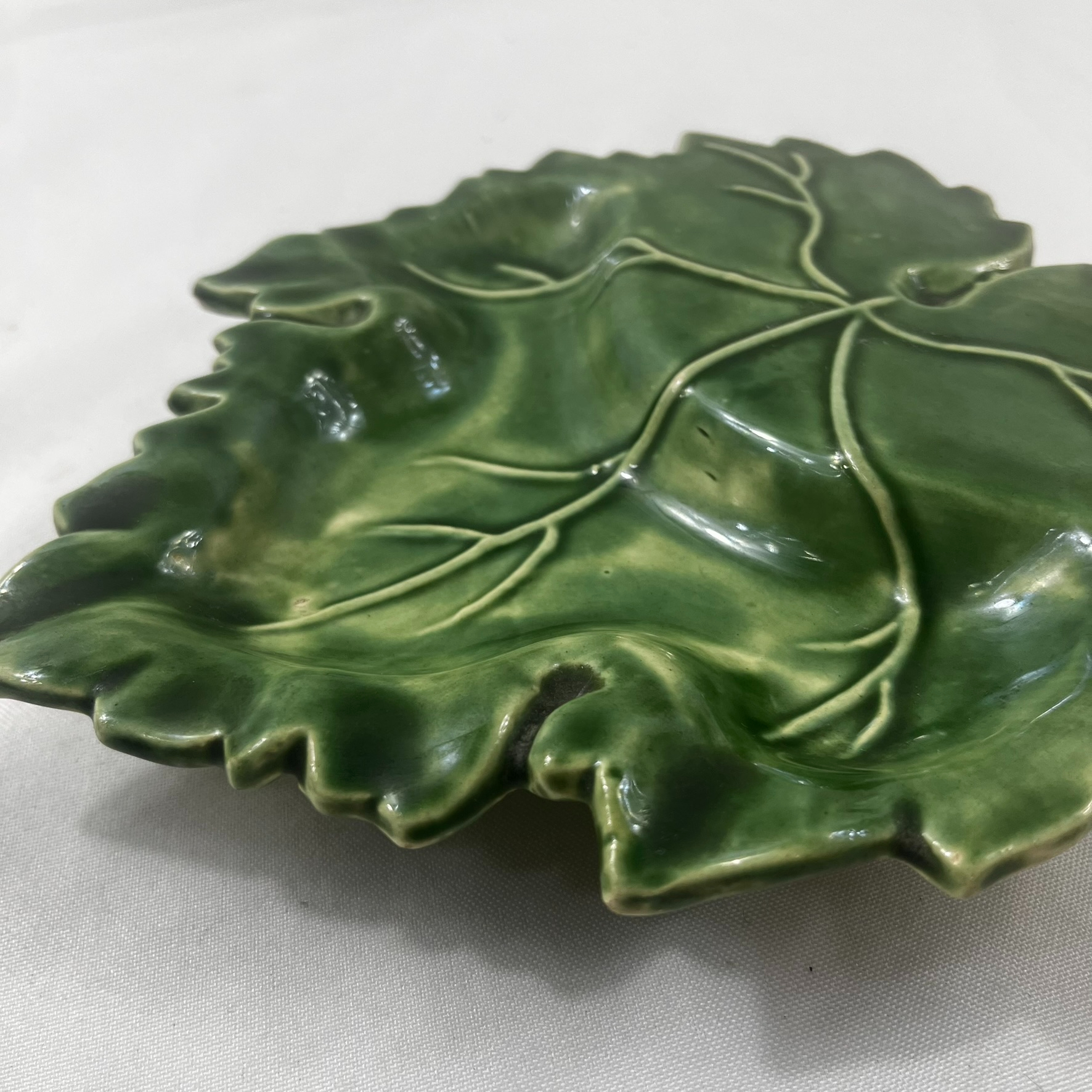 Voir photo 6 de Un plateau à fromage en céramique , bleu et une poignée en fer forgé + une coupelle en forme de feuille Un plateau à fromage en céramique , bleu et une poignée en fer forgé + une coupelle en forme de feuille Très bon état reconditionné photo 6