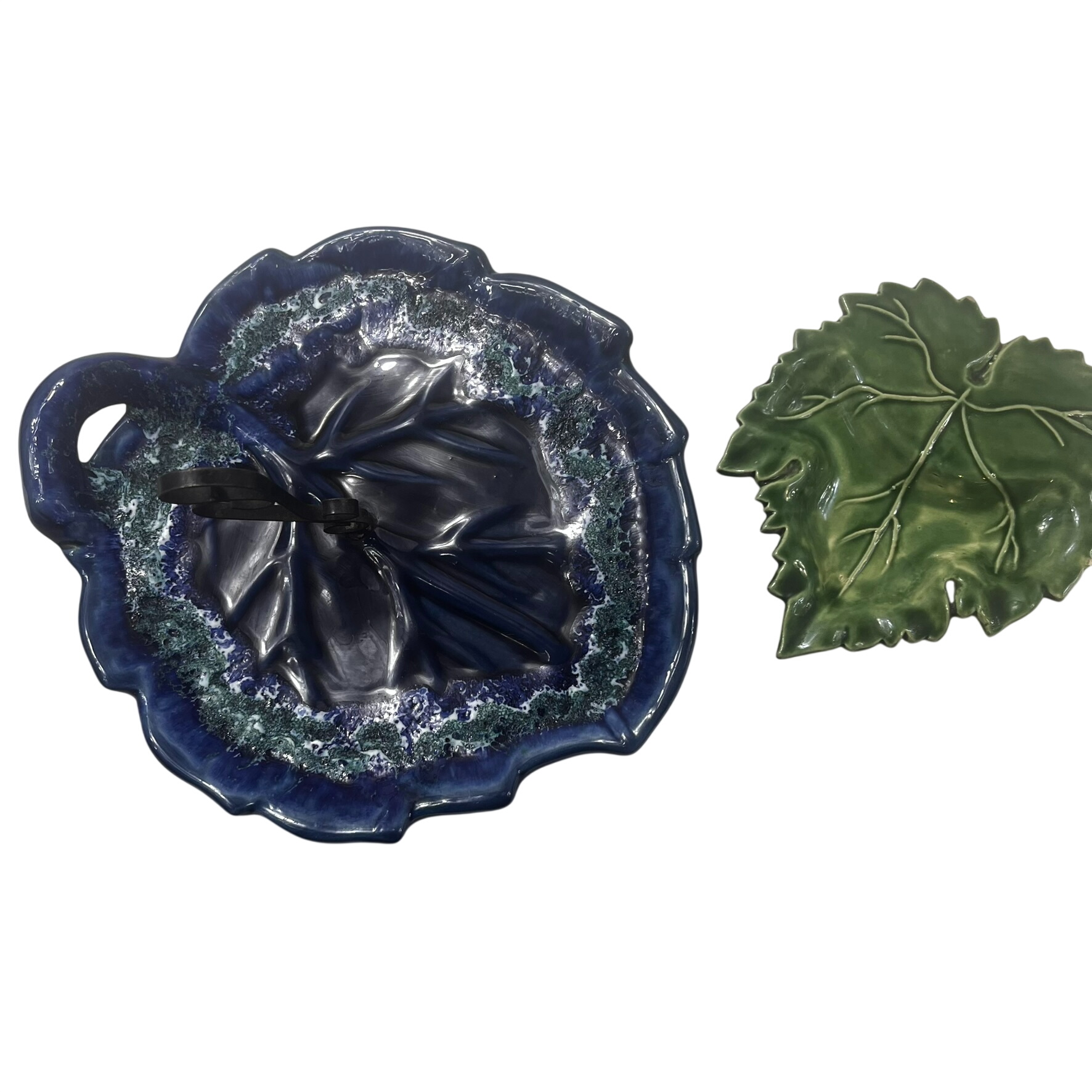 Un plateau à fromage en céramique , bleu et une poignée en fer forgé + une coupelle en forme de feuille Très bon état - 26,00 € Un plateau à fromage en céramique , bleu et une poignée en fer forgé + une coupelle en forme de feuille Très bon état reconditionné disponible sur Label Emmaüs