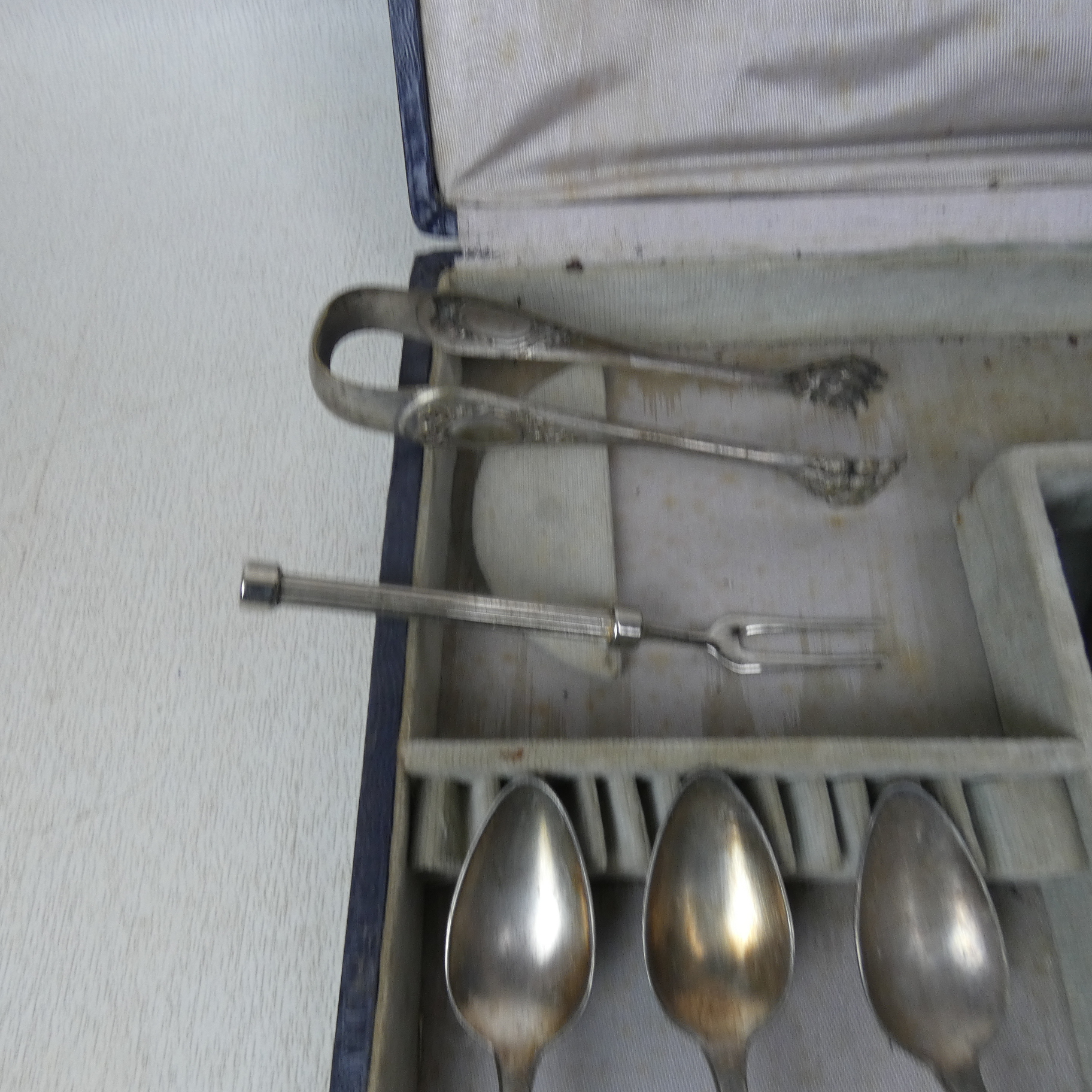 Voir photo 7 de Une Caisse comprenant un Ensemble de Couverts en Métal Argenté Une Caisse comprenant un Ensemble de Couverts en Métal Argenté État correct reconditionné photo 7