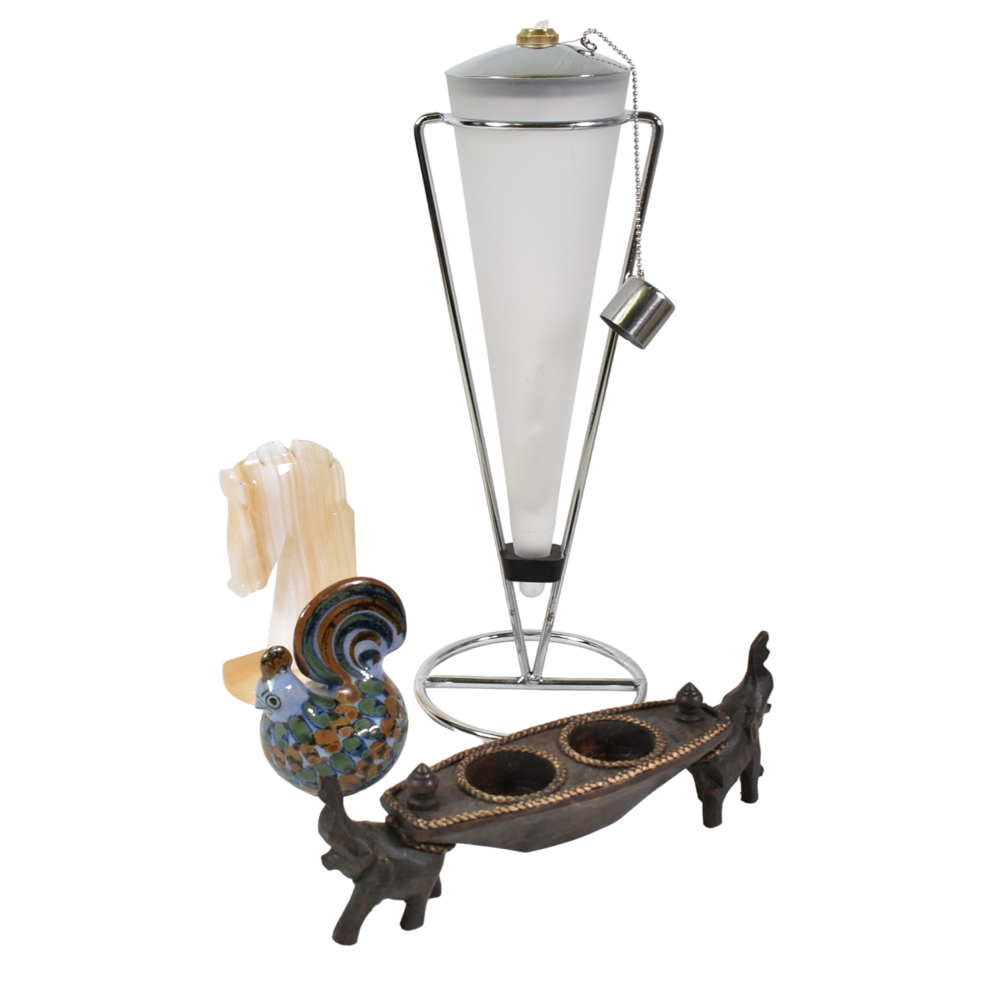 Une lampe à pétrole moderne, un chandelier en bois deux bougies chauffe plat "éléphant", une statuette "coq" et un petit buste de cheval en pierre Bon état - 20,00 € Une lampe à pétrole moderne, un chandelier en bois deux bougies chauffe plat "éléphant", une statuette "coq" et un petit buste de cheval en pierre Bon état reconditionné disponible sur Label Emmaüs