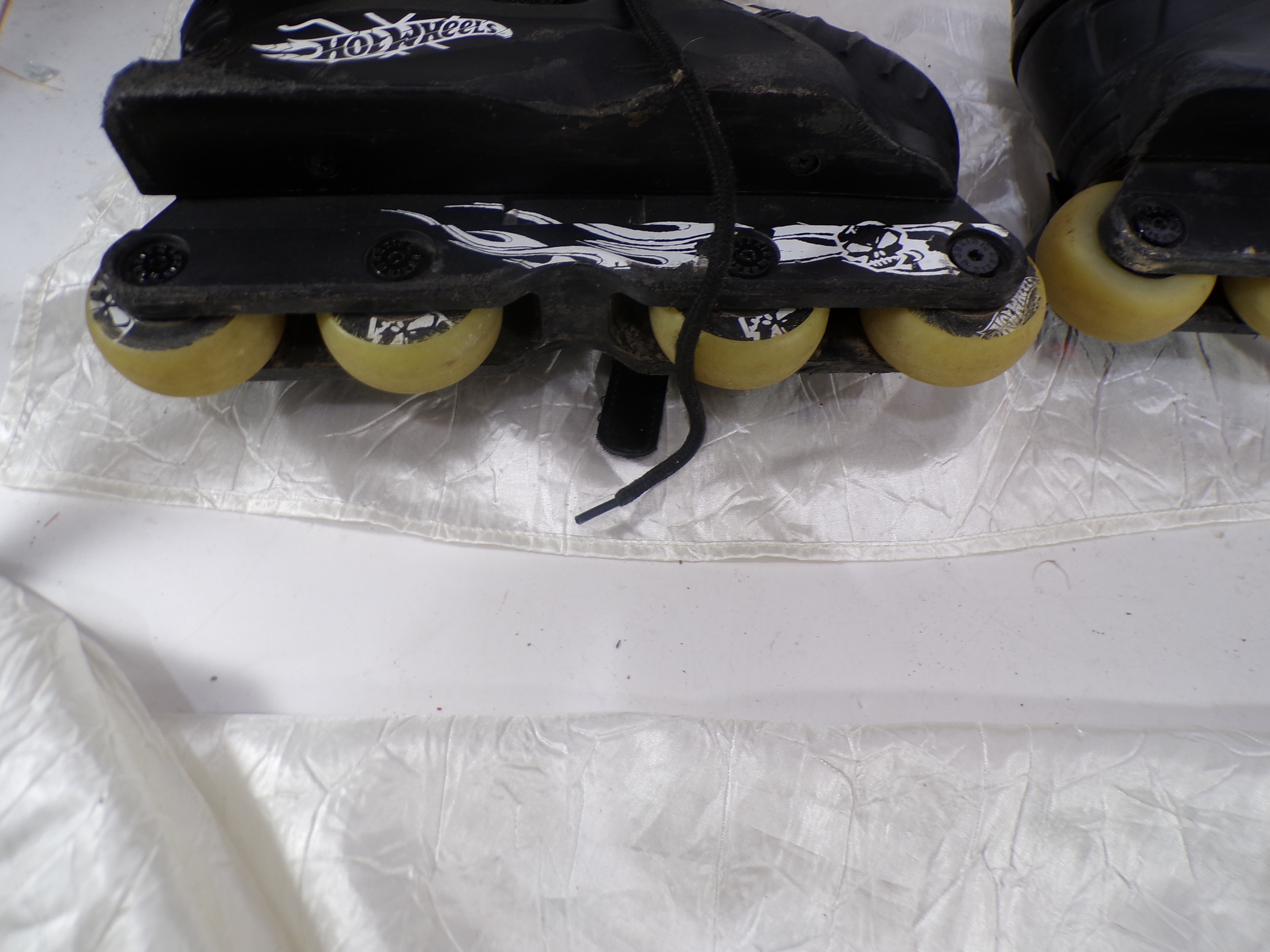 Voir photo 4 de Une paire de rollers en ligne Hot Wheels taille 37 à 40 Une paire de rollers en ligne Hot Wheels taille 37 à 40 Très bon état reconditionné photo 4