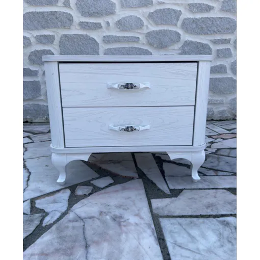 Une petite table de chevet blanche Bon état reconditionné disponible sur Rakuten