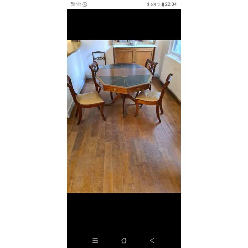 Une table salle à manger style Napoleon. Décoration de cuire noir avec gaufrage doré. Pieds des lions en bois massif. Bon état reconditionné disponible sur Rakuten