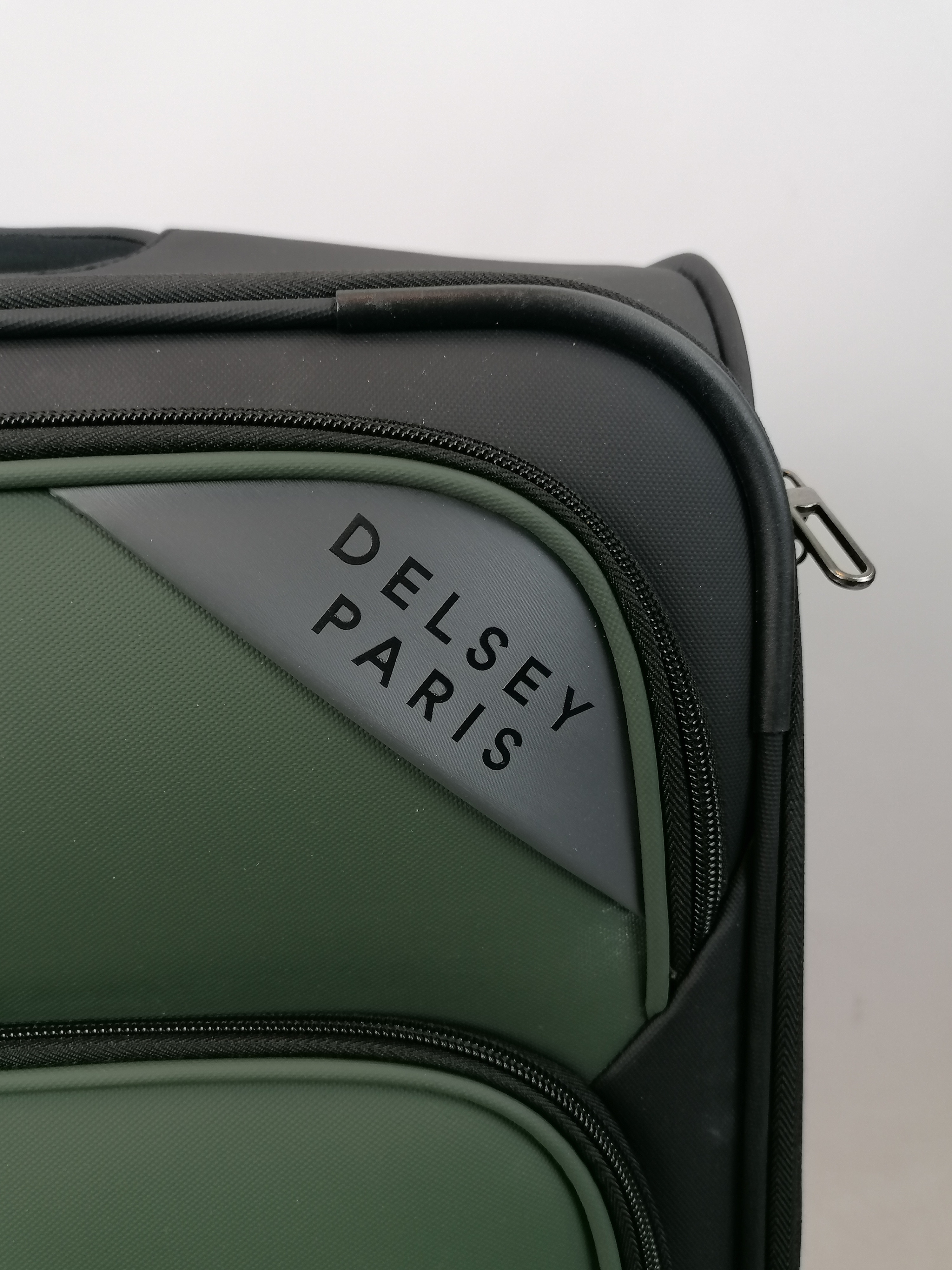 Voir photo 5 de Valise à roulettes DELSEY - Nolwenn verte - 66cm (Medium/soute) Valise à roulettes DELSEY - Nolwenn verte - 66cm (Medium/soute) Parfait état reconditionné photo 5