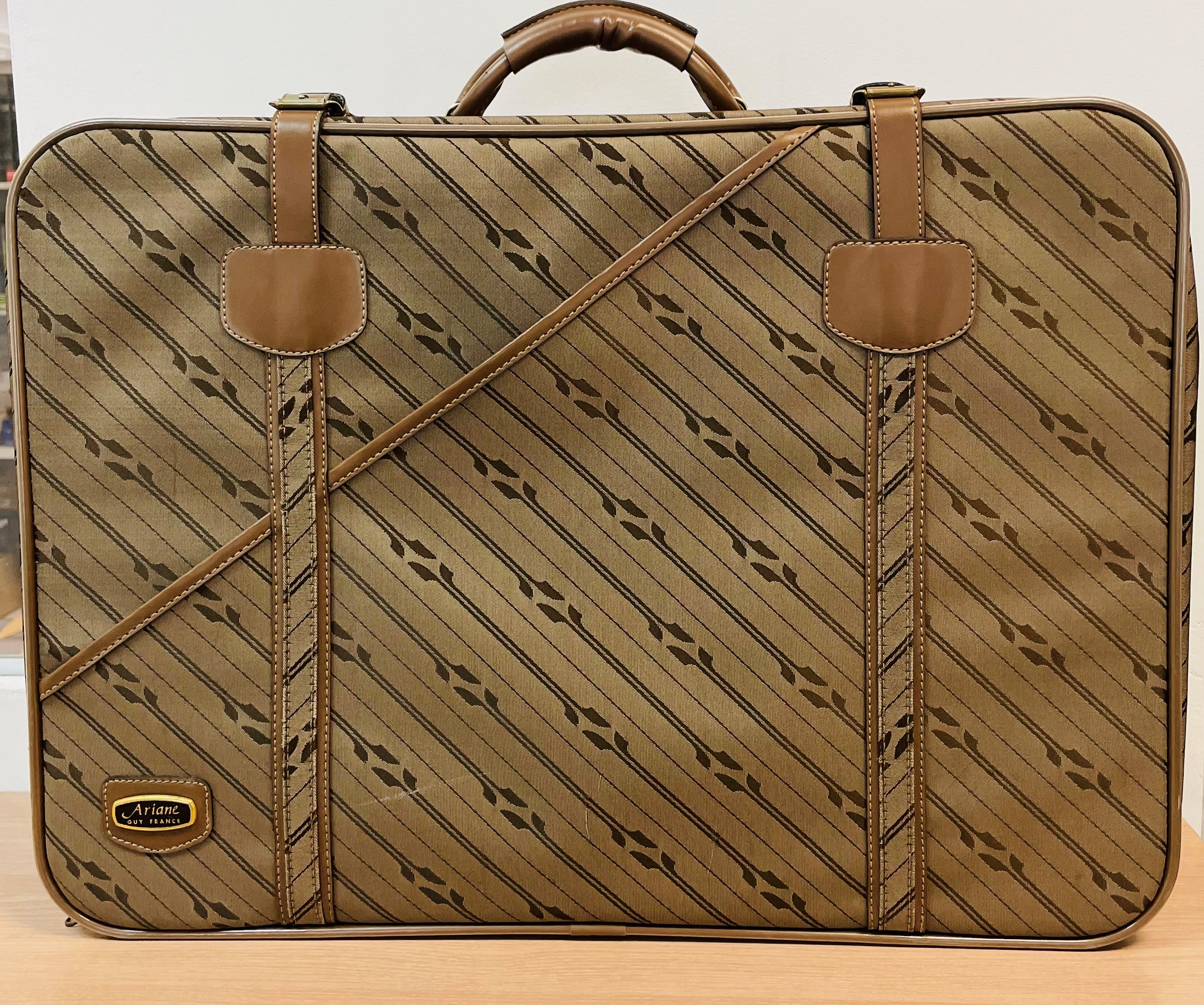 valise Ariane Guy France- vintage années 80 Très bon état - 40,00 € valise Ariane Guy France- vintage années 80 Très bon état reconditionné disponible sur Label Emmaüs