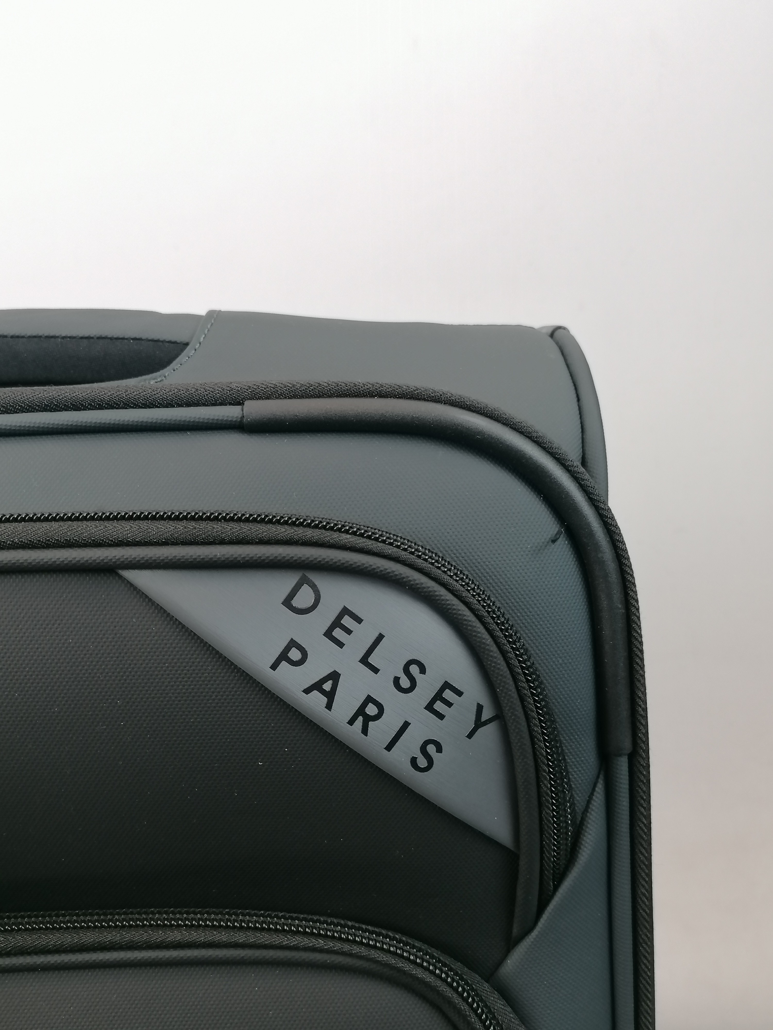 Voir photo 4 de Valise cabine à roulettes DELSEY - Nolwenn grise - 55cm Valise cabine à roulettes DELSEY - Nolwenn grise - 55cm Parfait état reconditionné photo 4
