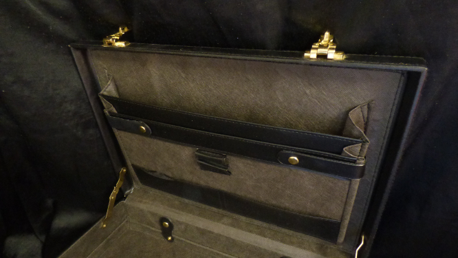 Voir photo 2 de Valise de rangement noire (44,5 X 32 cm) Valise de rangement noire (44,5 X 32 cm) État correct reconditionné photo 2