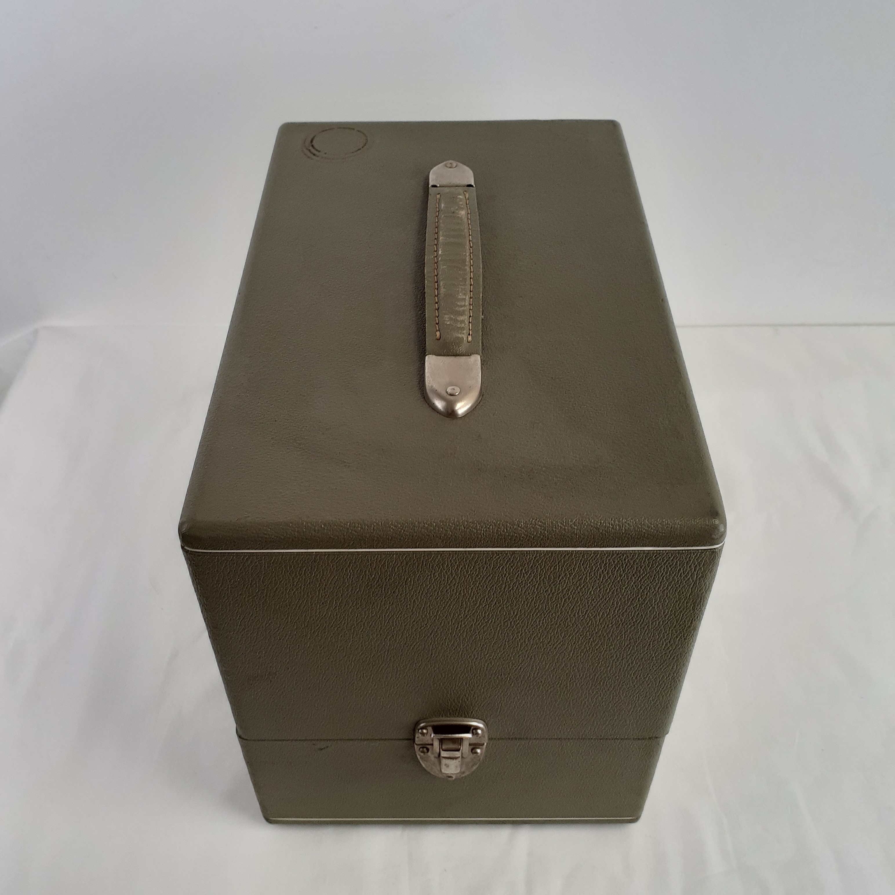 Valise projecteur film - Euming P8 - boite de rangement Bon état - 16,00 € Valise projecteur film - Euming P8 - boite de rangement Bon état reconditionné disponible sur Label Emmaüs