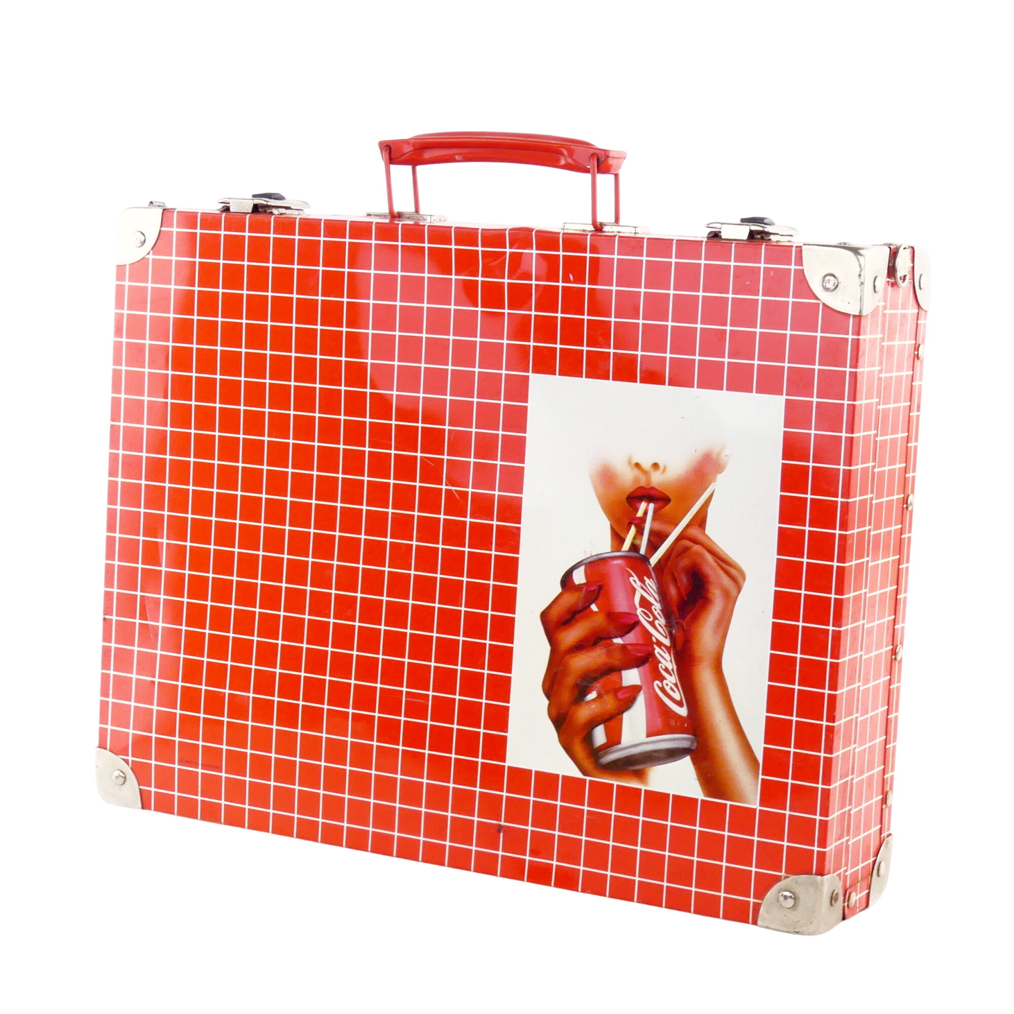 Acheter Valise rouge en métal Coca-Cola années 80 Bon état - 10,50 € Valise rouge en métal Coca-Cola années 80 Bon état reconditionné disponible sur Label Emmaüs
