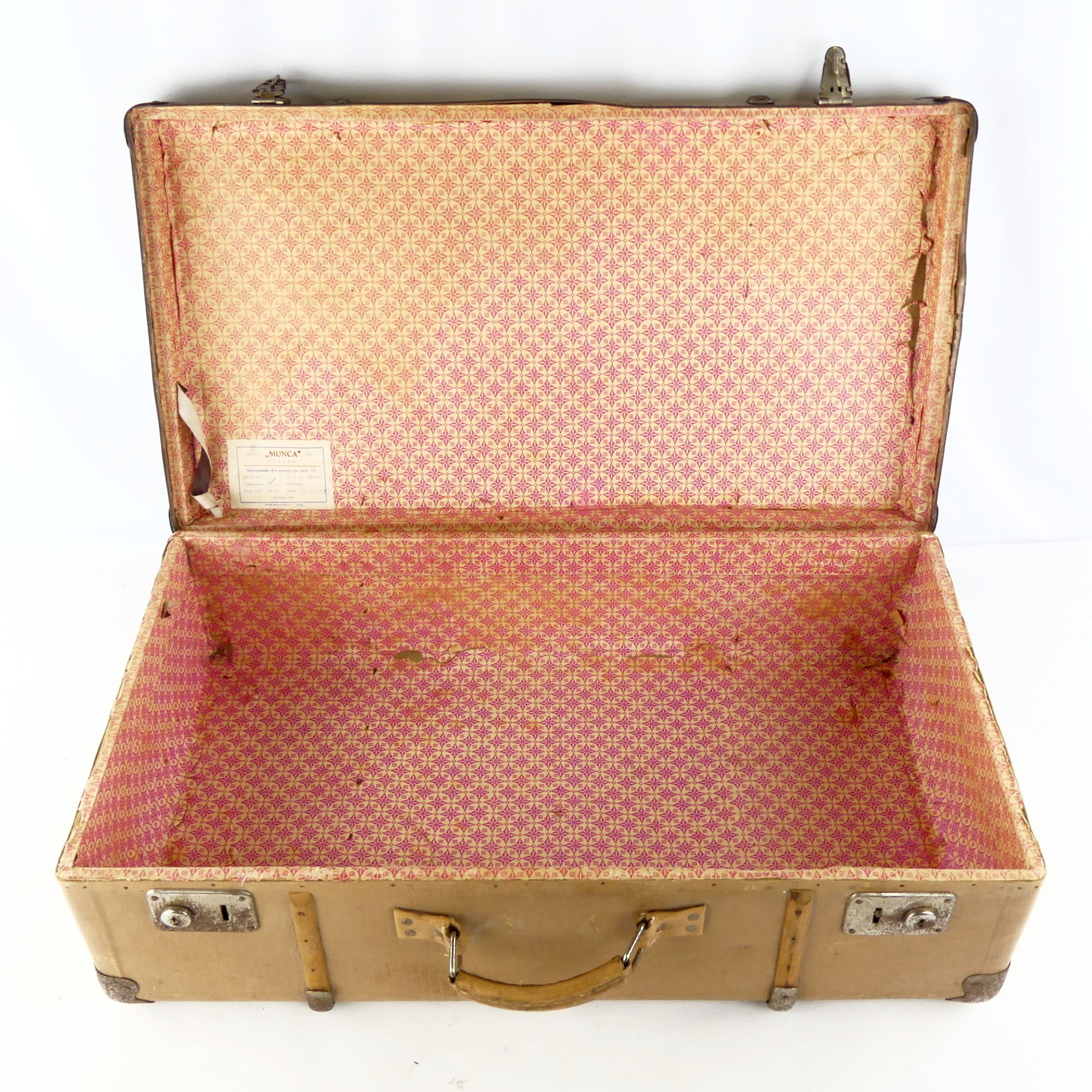 Voir photo 2 de Valise roumaine en carton beige années 60 Valise roumaine en carton beige années 60 État correct reconditionné photo 2