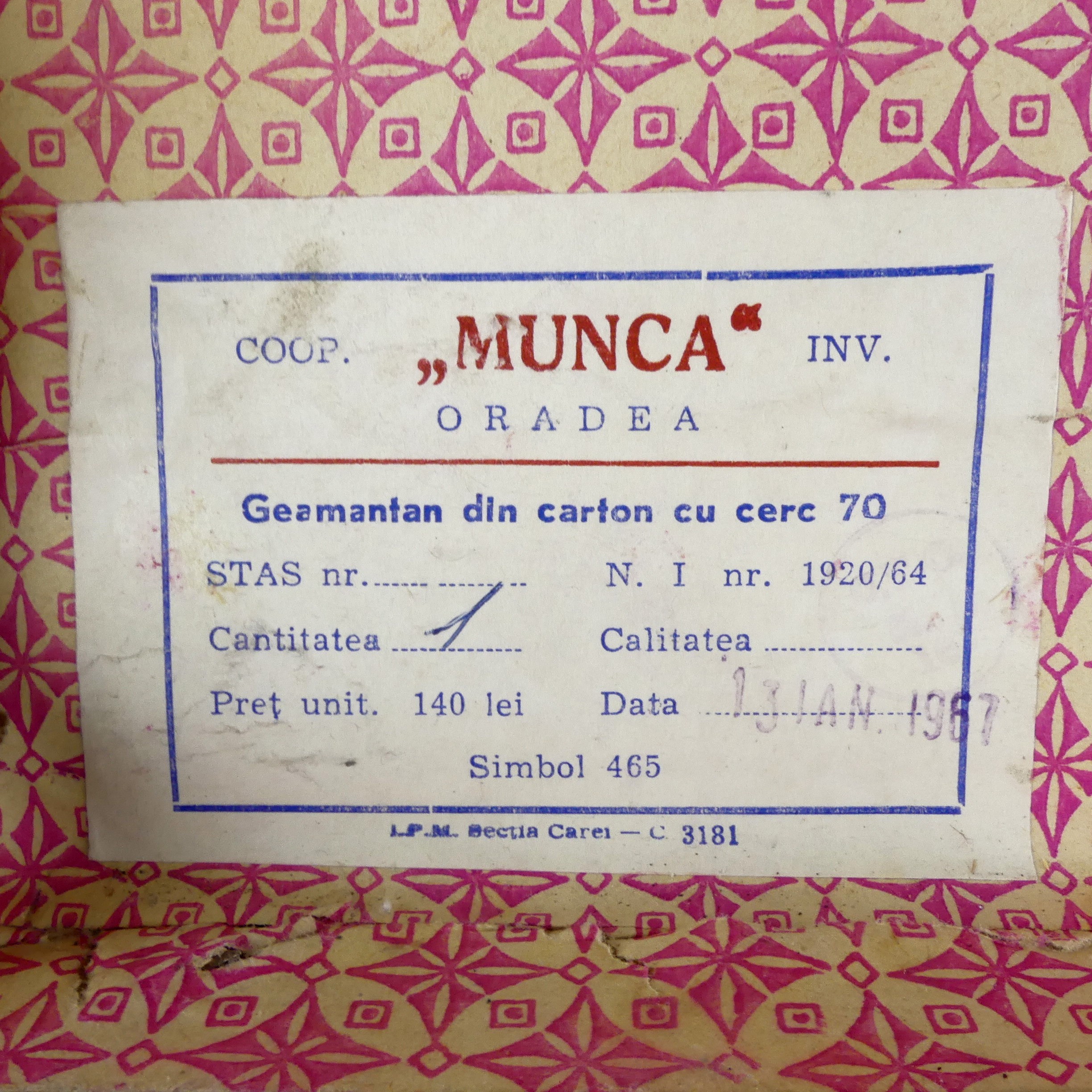 Voir photo 3 de Valise roumaine en carton beige années 60 Valise roumaine en carton beige années 60 État correct reconditionné photo 3