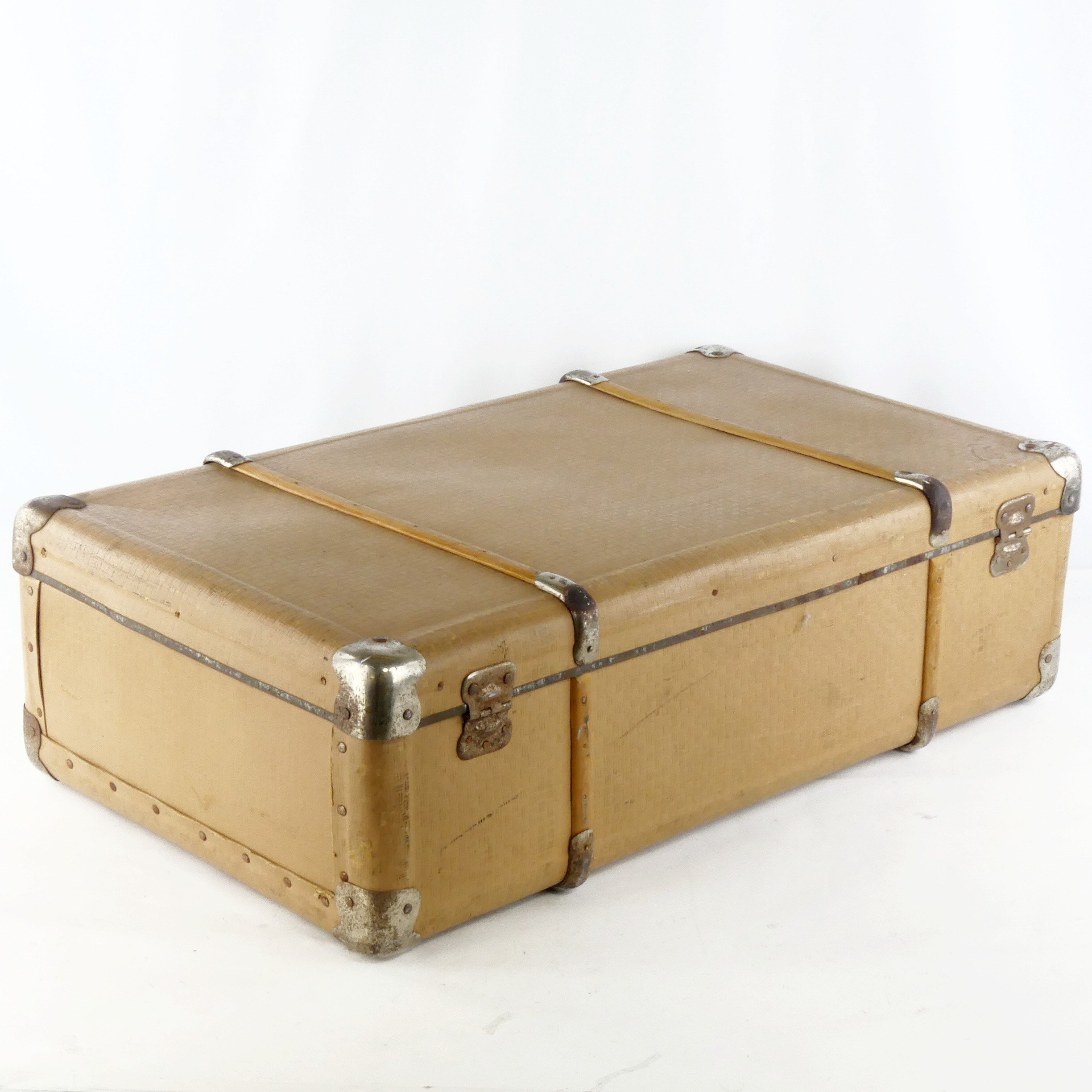 Voir photo 5 de Valise roumaine en carton beige années 60 Valise roumaine en carton beige années 60 État correct reconditionné photo 5