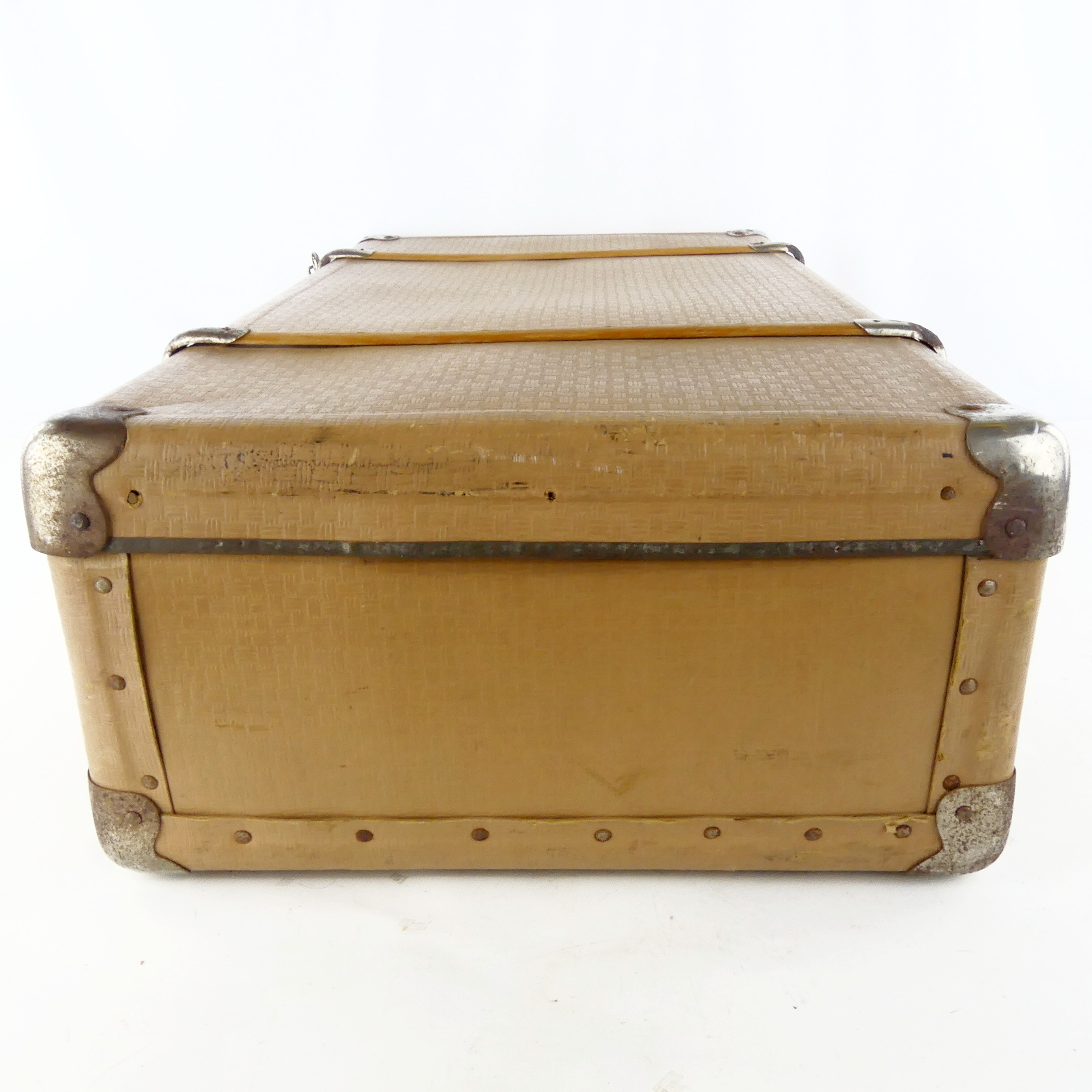 Voir photo 6 de Valise roumaine en carton beige années 60 Valise roumaine en carton beige années 60 État correct reconditionné photo 6