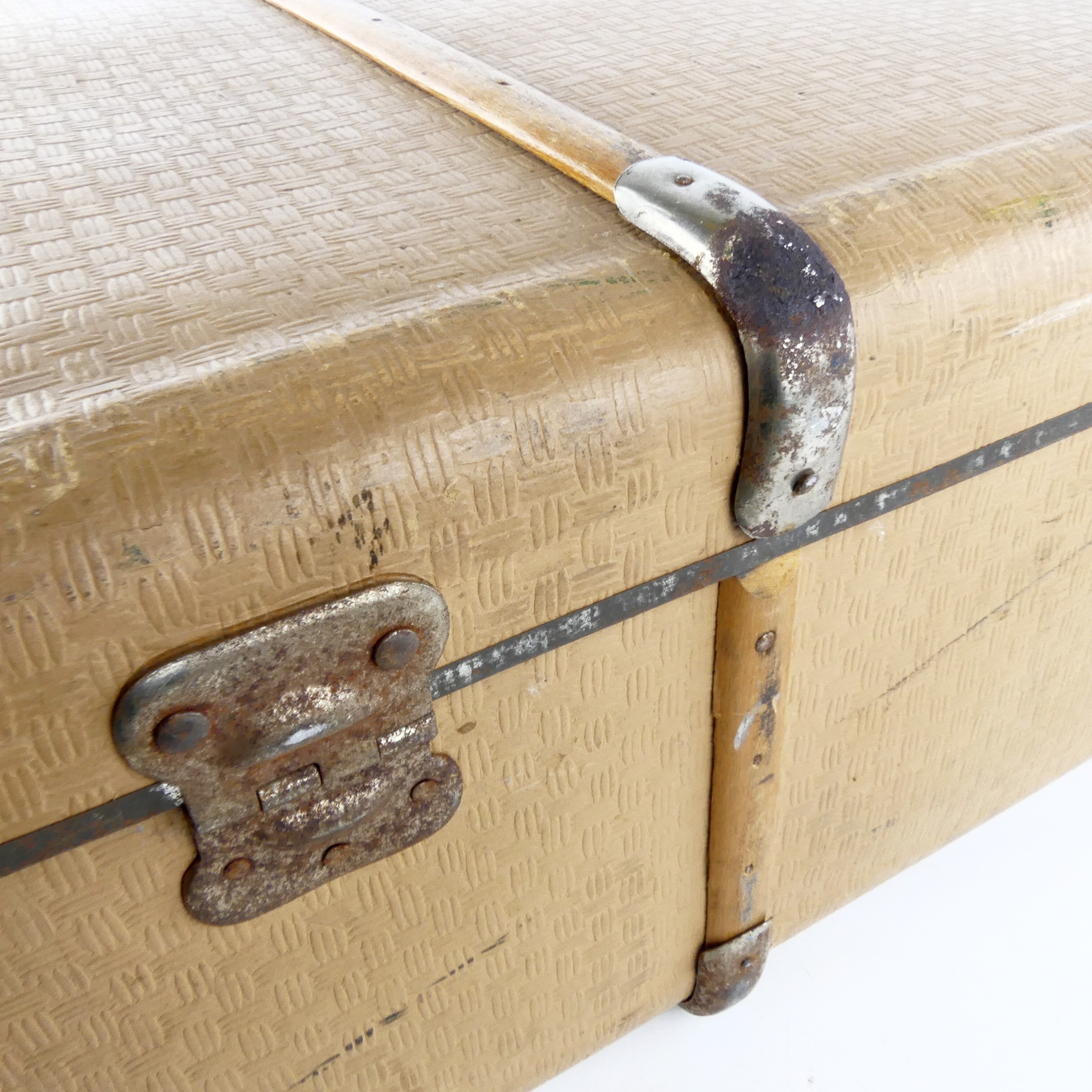 Voir photo 9 de Valise roumaine en carton beige années 60 Valise roumaine en carton beige années 60 État correct reconditionné photo 9